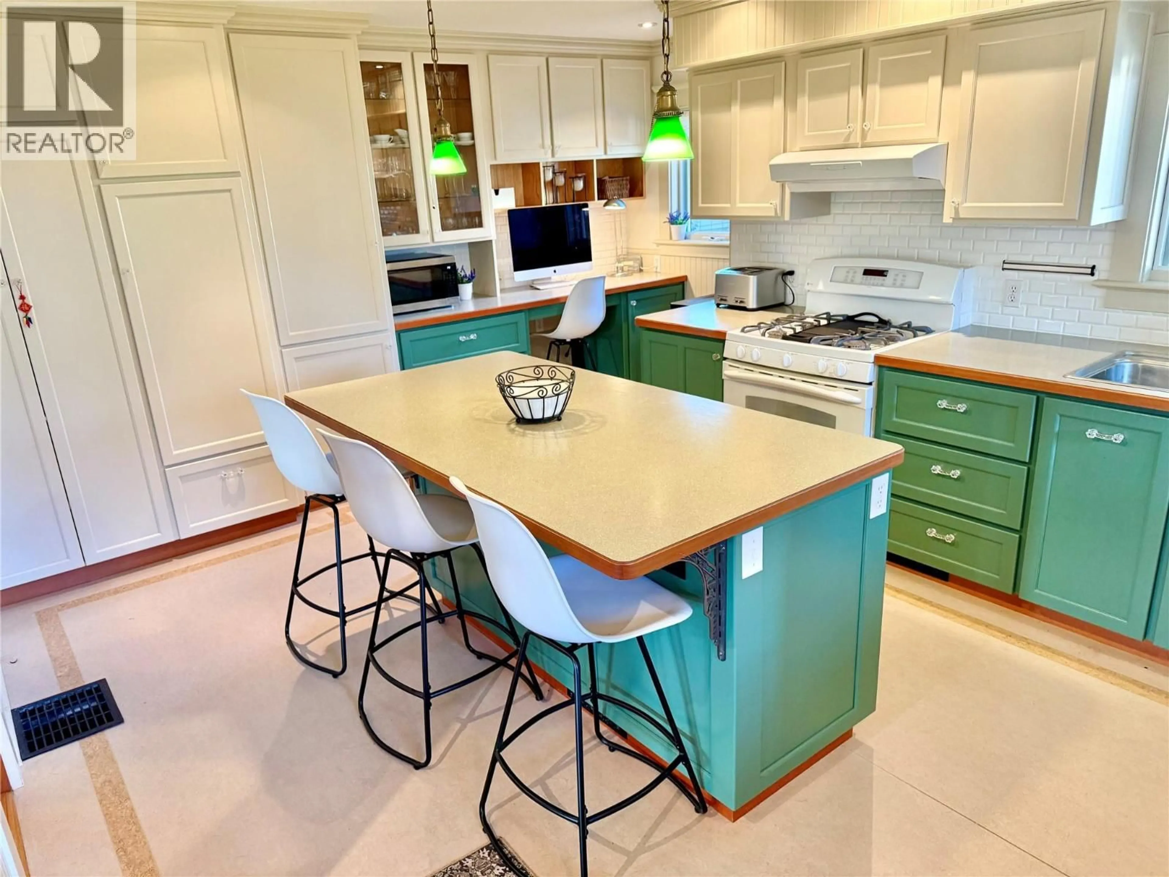 Open concept kitchen, unknown for 7298 18TH STREET, Grand Forks British Columbia V0H1H0