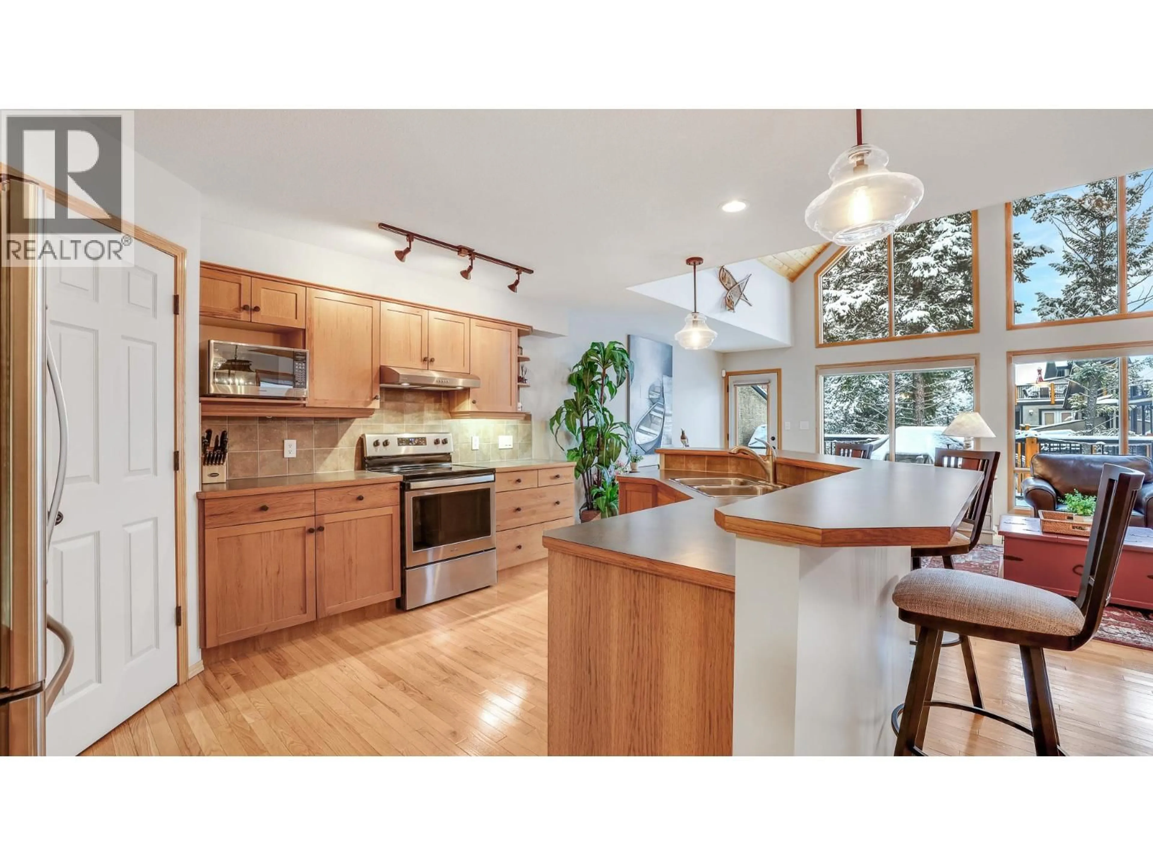 Open concept kitchen, wood/laminate floor for 32 - 835 LAKEVIEW DRIVE, Windermere British Columbia V0A1K3