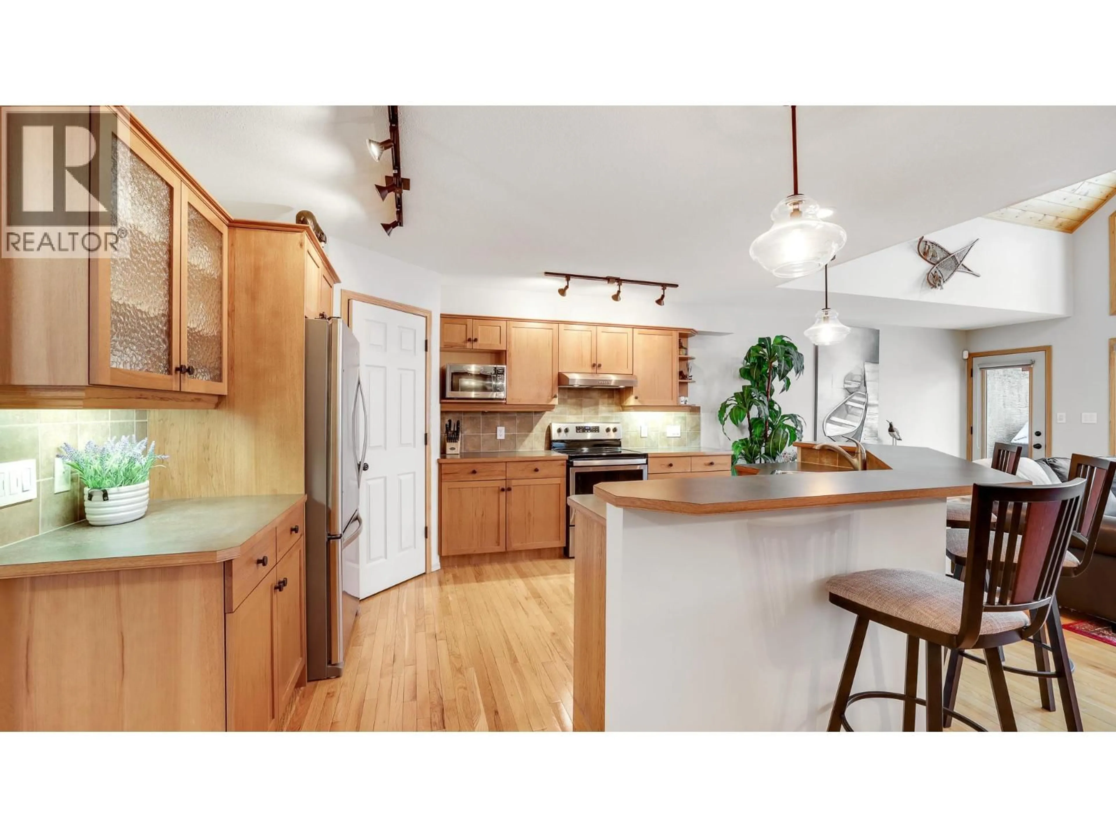 Open concept kitchen, wood/laminate floor for 32 - 835 LAKEVIEW DRIVE, Windermere British Columbia V0A1K3