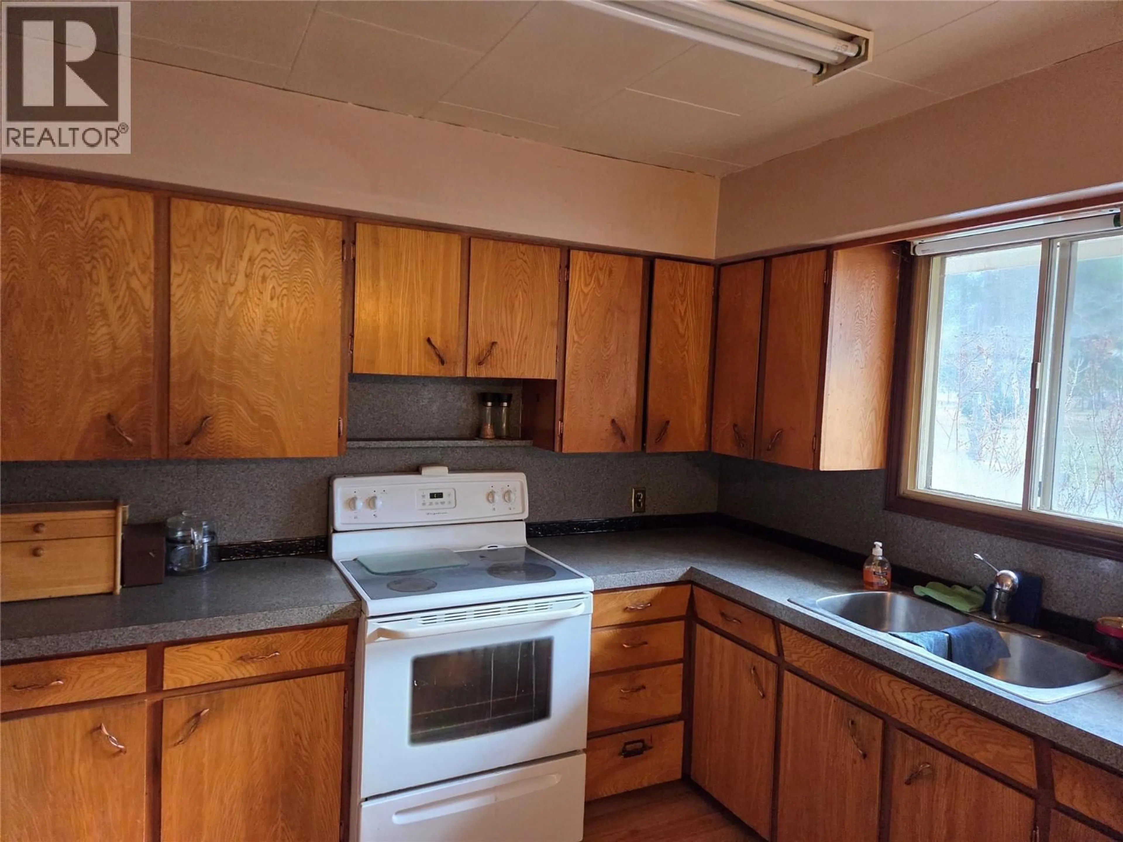 Standard kitchen, unknown for 512 12TH AVENUE, Keremeos British Columbia V0X1N3