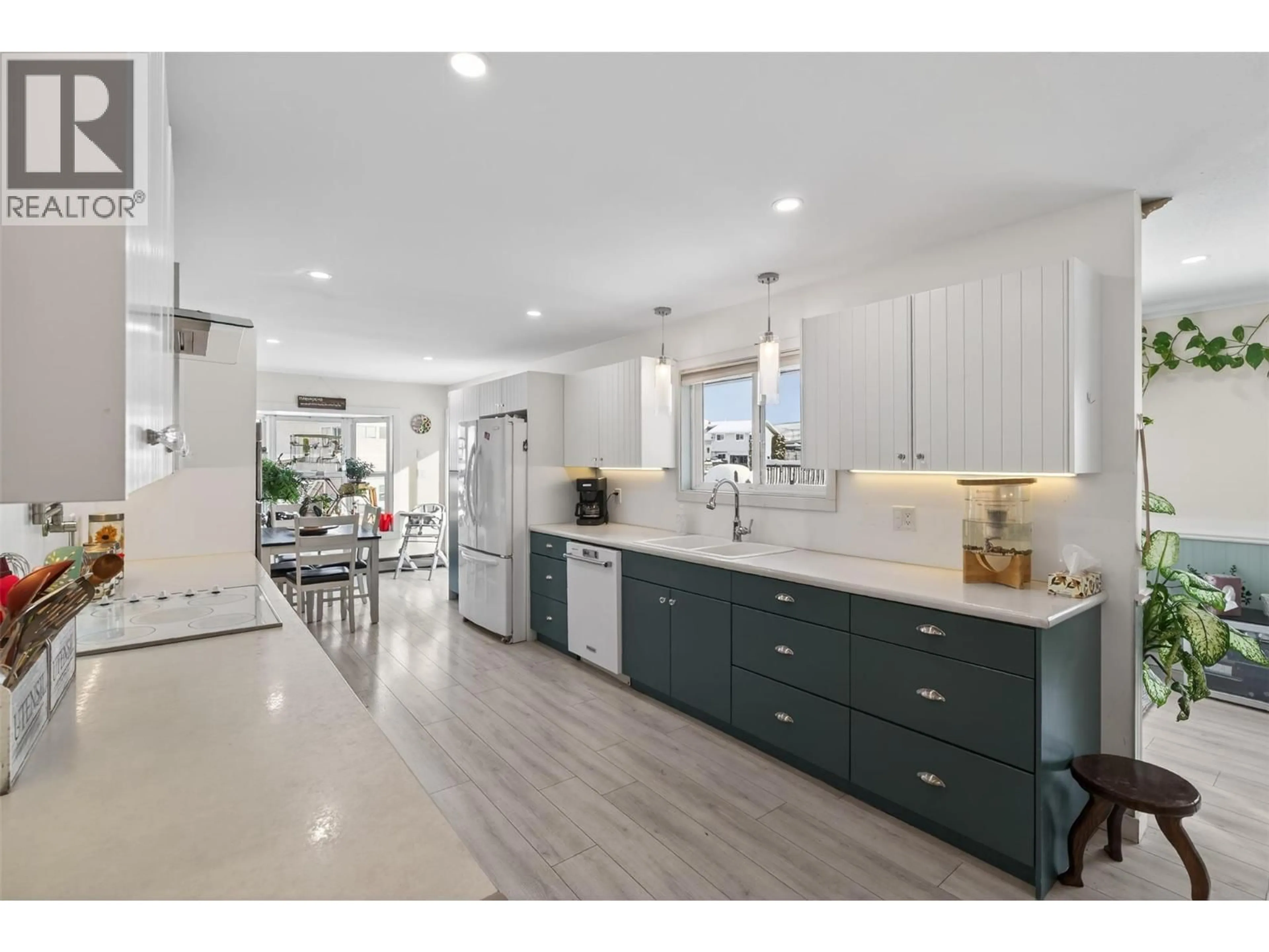 Open concept kitchen, ceramic/tile floor for 2952 CLAPPERTON AVENUE, Merritt British Columbia V1K1G2