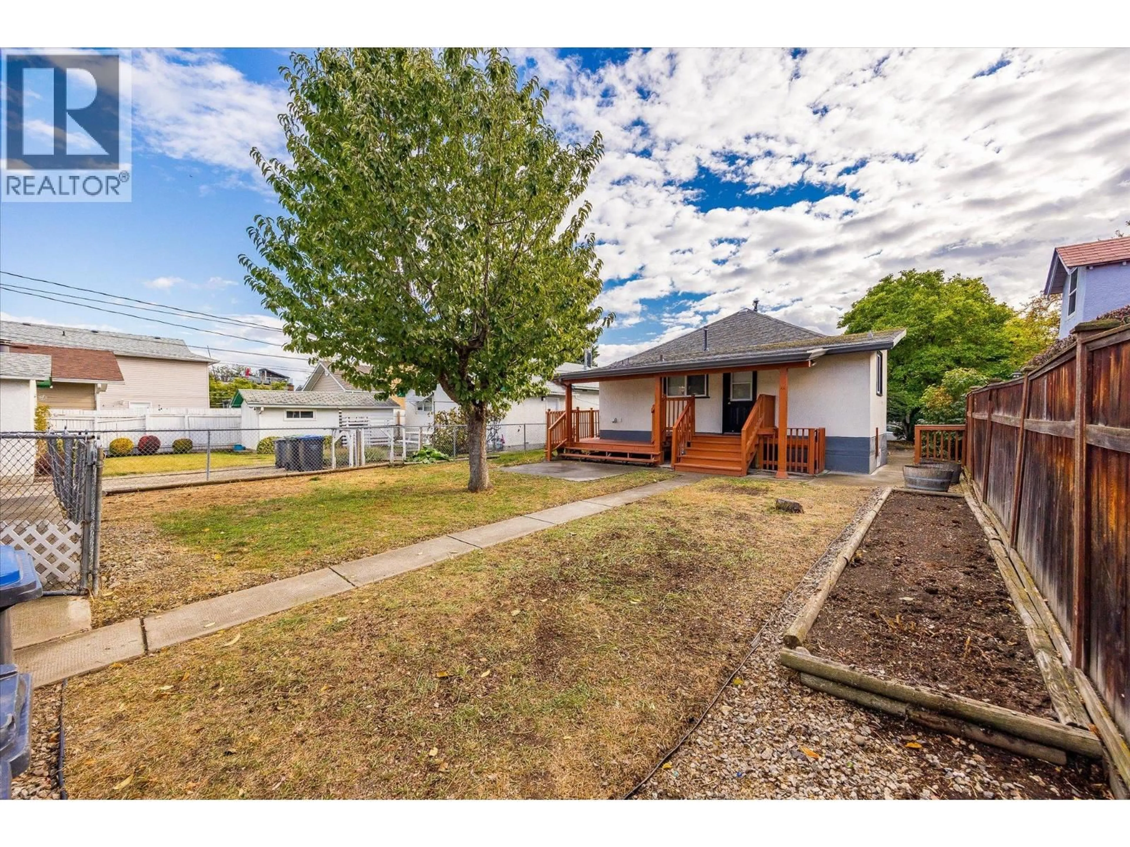 A pic from outside/outdoor area/front of a property/back of a property/a pic from drone, street for 836 CAWSTON AVENUE, Kelowna British Columbia V1Y6Z7