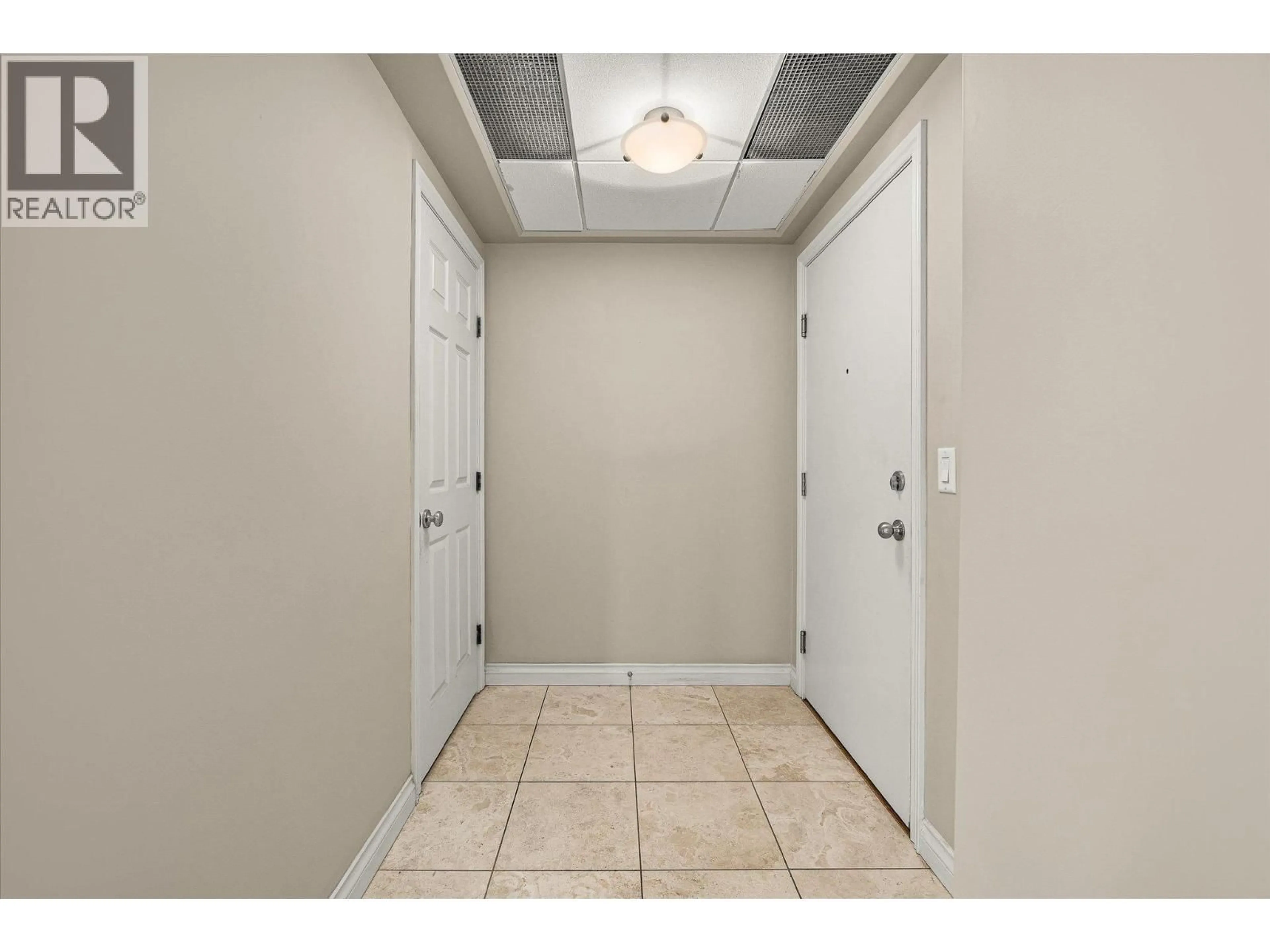 Indoor entryway for 2211 - 3178 VIA CENTRALE DRIVE, Kelowna British Columbia V1V2T3