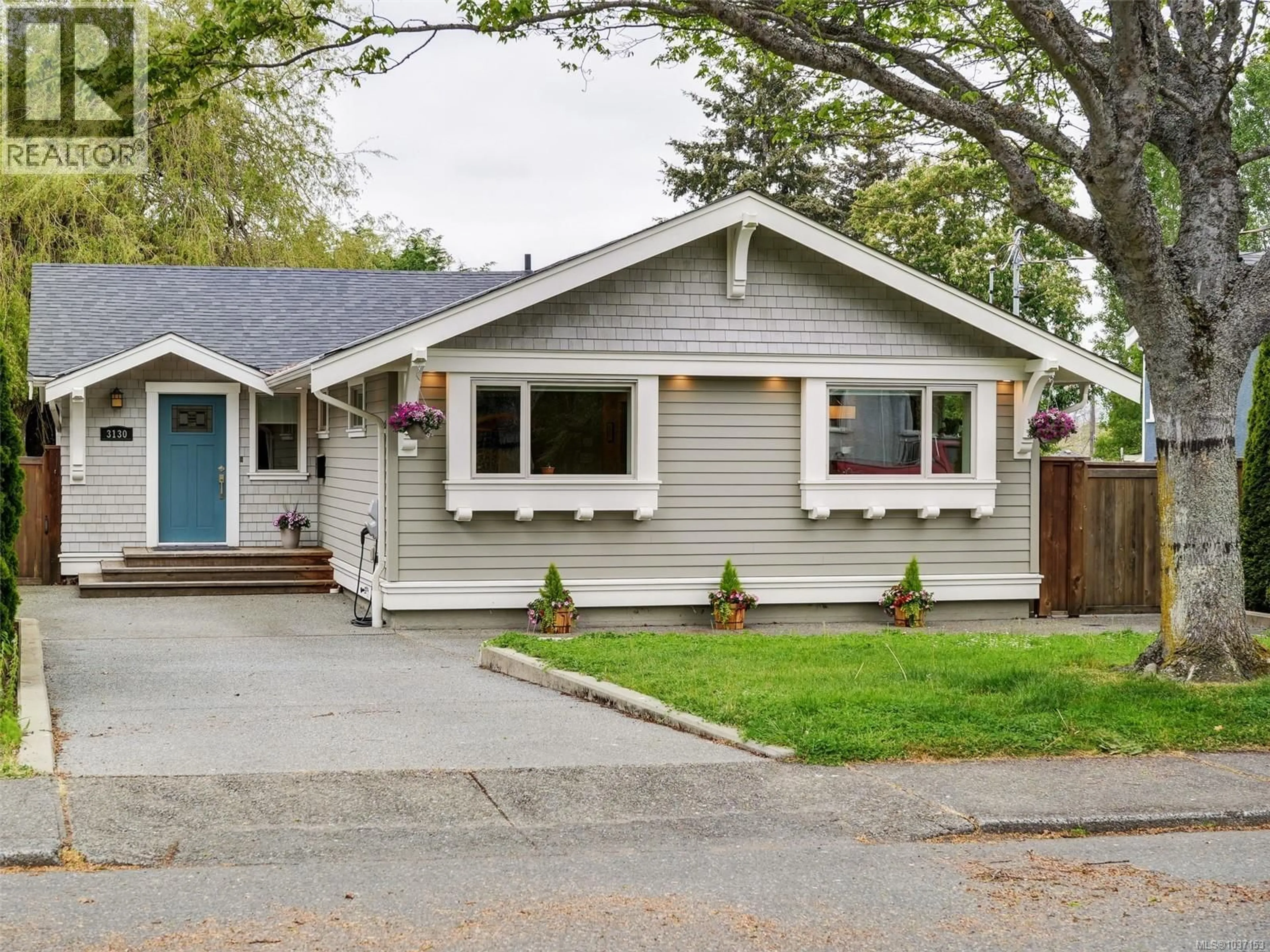 Home with vinyl exterior material, street for 3130 SOMERSET STREET, Victoria British Columbia V8X1C7