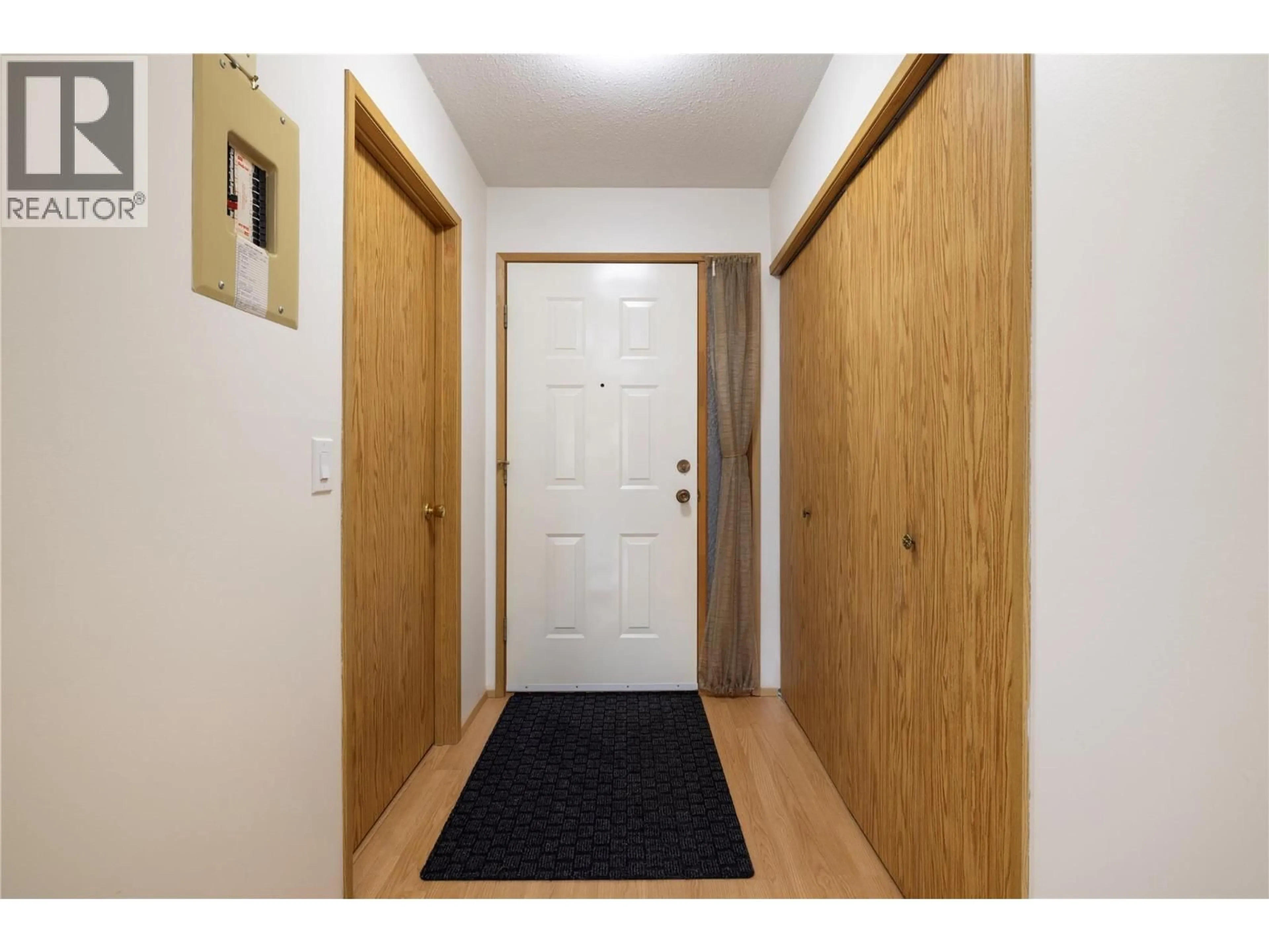 Indoor entryway for 201 - 1903 LINDAHL STREET, Kelowna British Columbia V1Y3Z6
