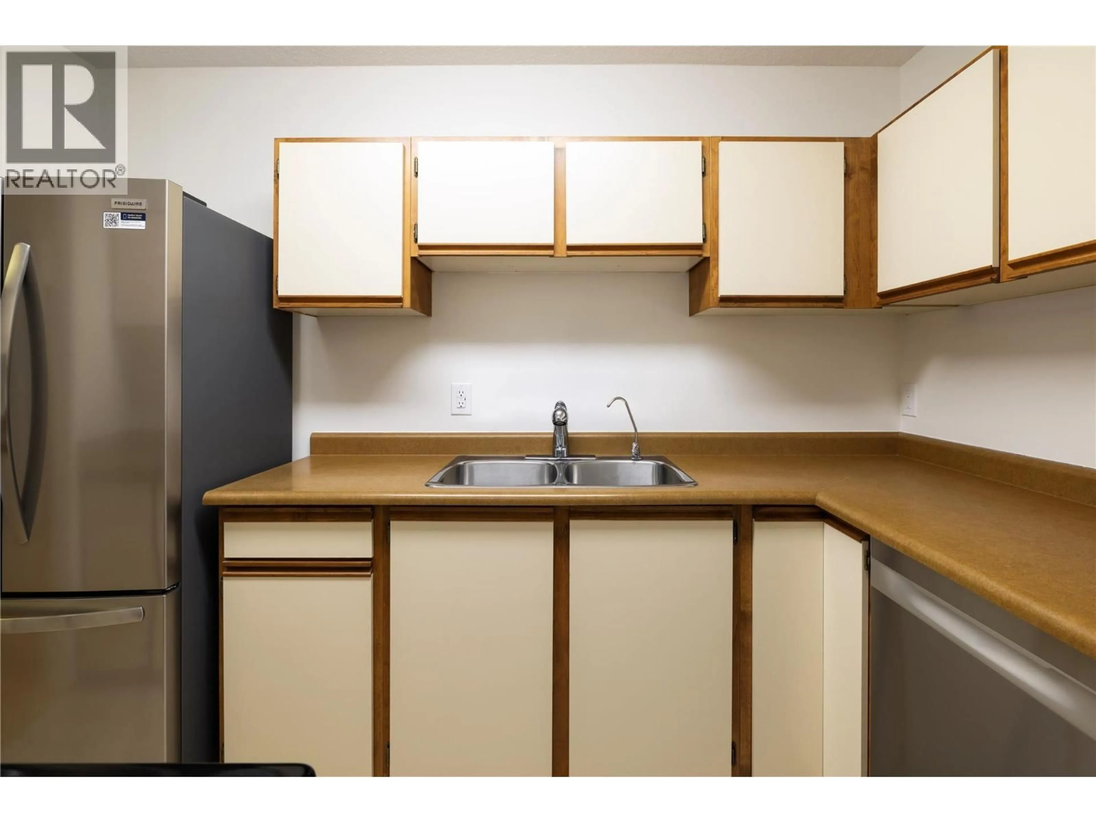 Standard kitchen, unknown for 201 - 1903 LINDAHL STREET, Kelowna British Columbia V1Y3Z6