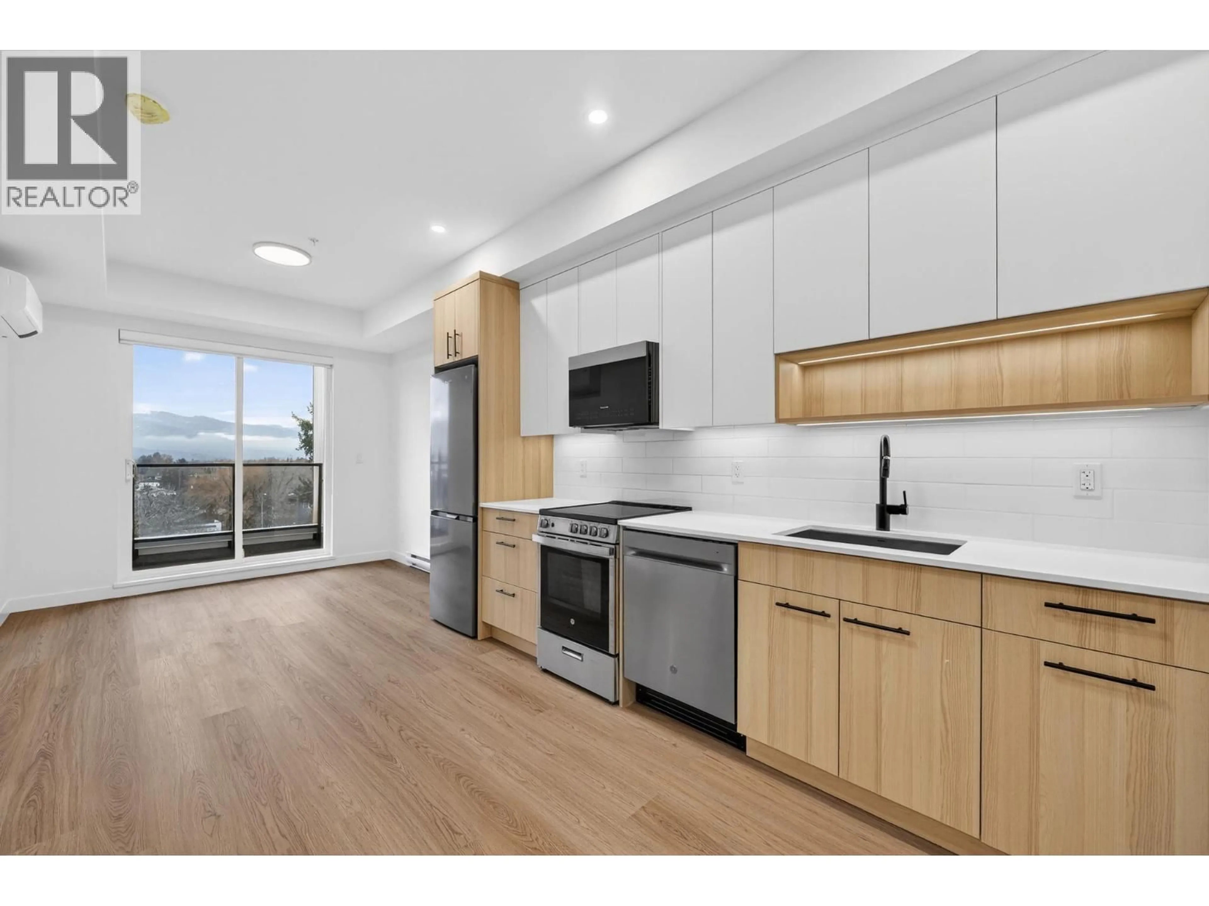 Open concept kitchen, wood/laminate floor for 505 - 1380 PRIDHAM AVENUE, Kelowna British Columbia V1Y0P7