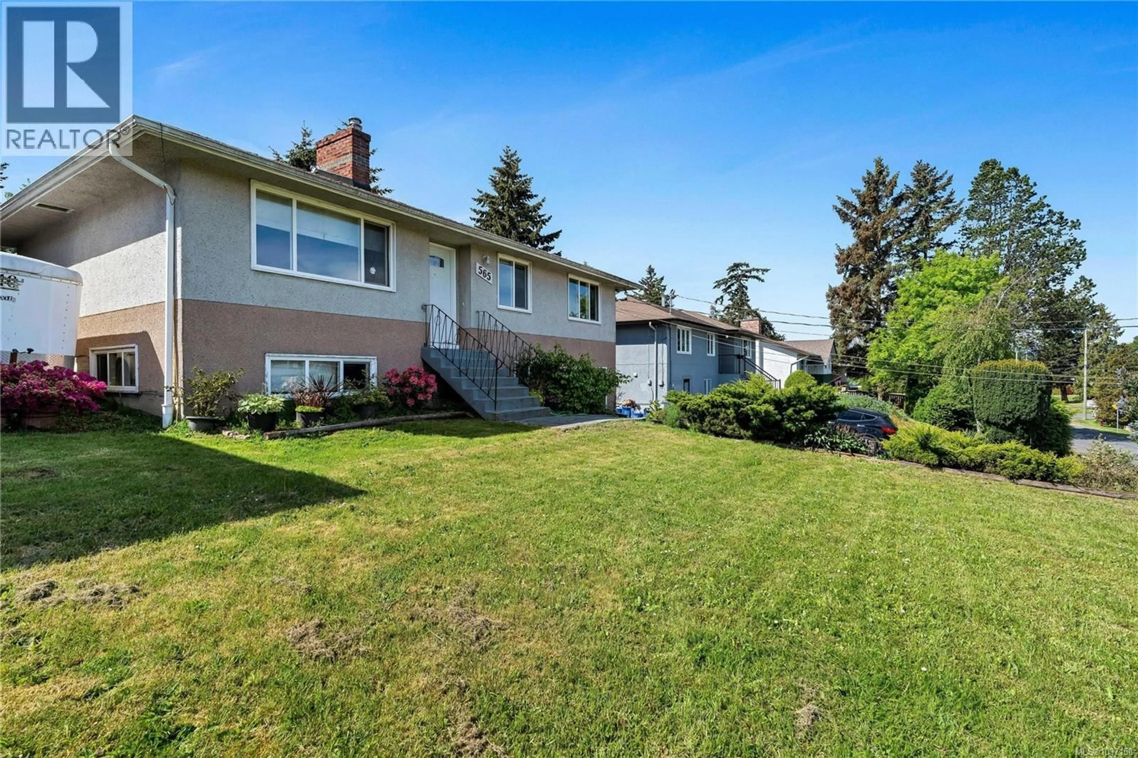 Home with vinyl exterior material, street for 565 BAKER STREET, Saanich British Columbia V8Z2H6