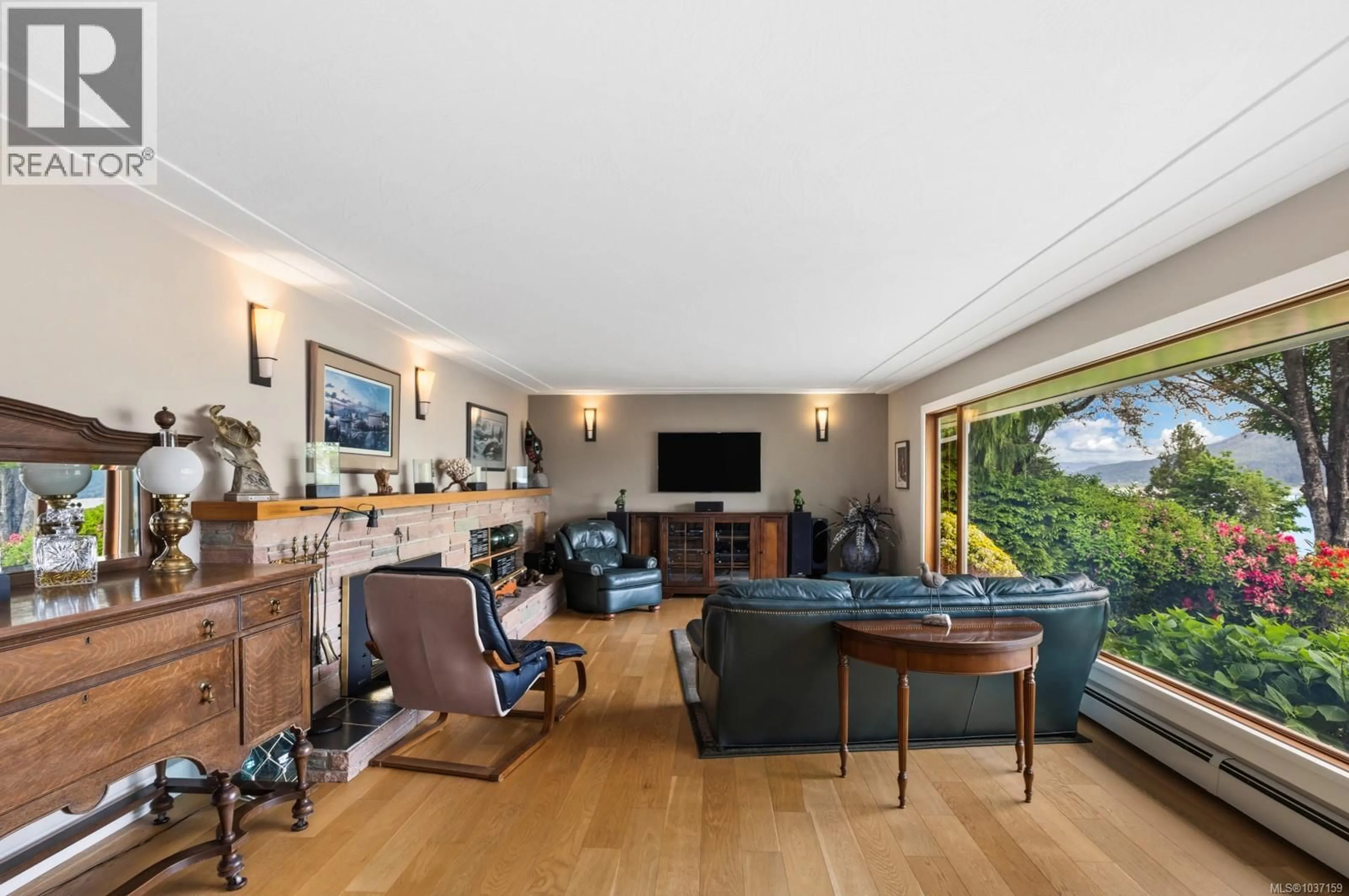 Living room with furniture, wood/laminate floor for 1809 PRITCHARD ROAD, Cowichan Bay British Columbia V0R1N0