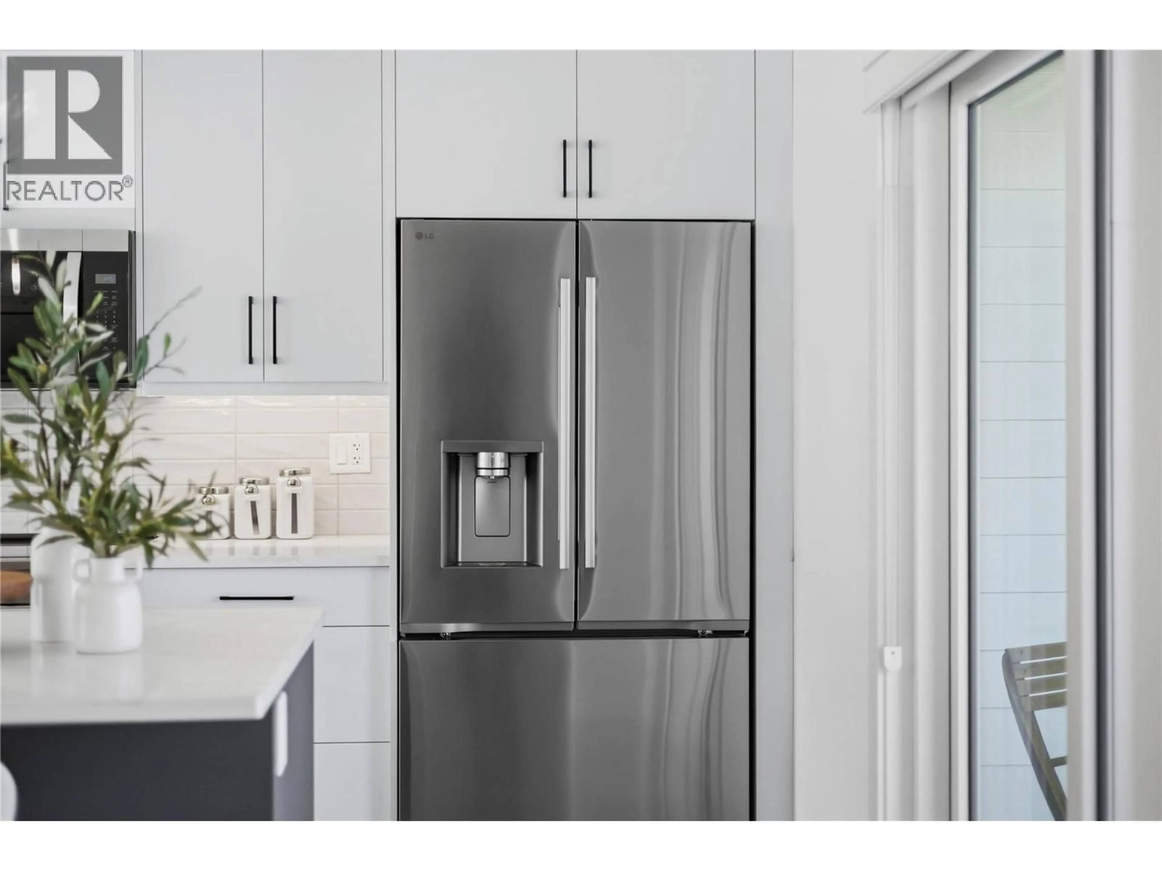 Contemporary kitchen, unknown for 101 - 143 GREEN AVENUE, Penticton British Columbia V2A3S9
