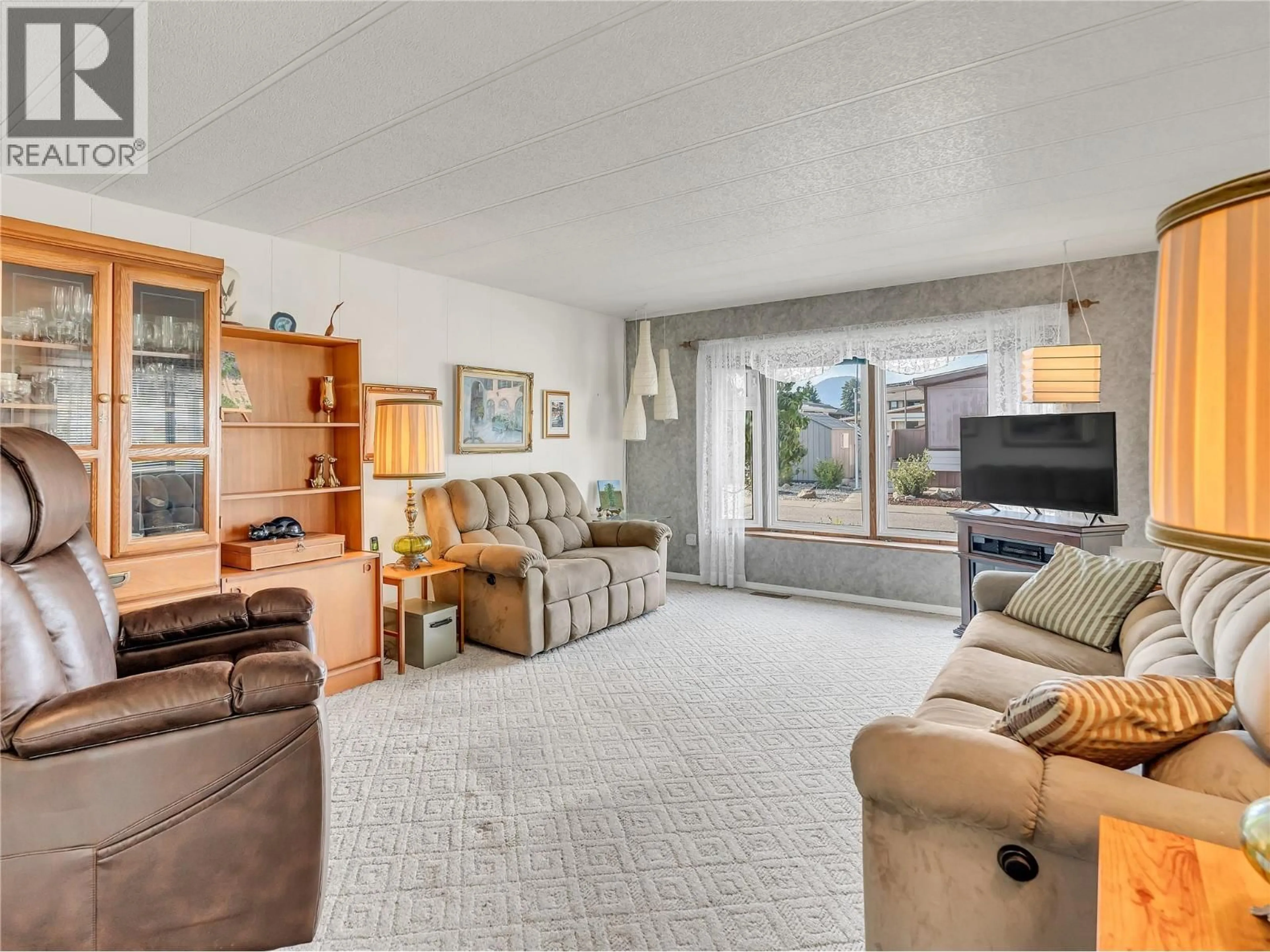 Living room with furniture, unknown for 511 - 3105 SOUTH MAIN STREET, Penticton British Columbia V2A7H1