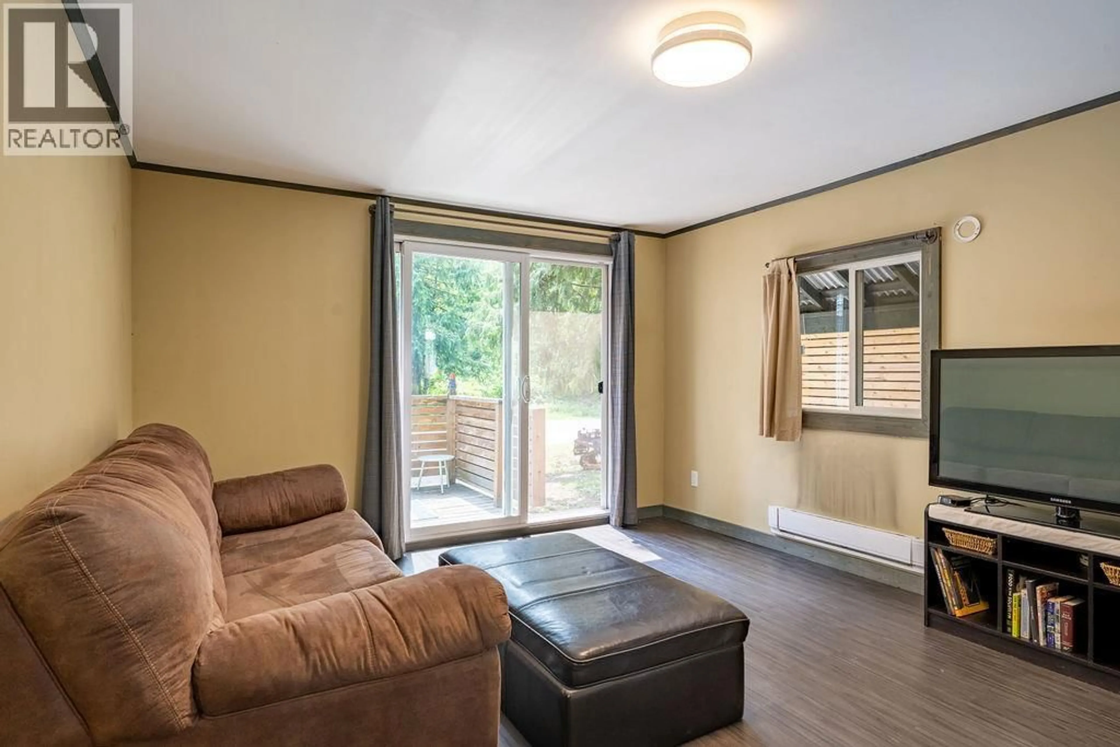 Living room with furniture, wood/laminate floor for 4 - 1079 LUNDELL ROAD, Revelstoke British Columbia V0E2S0