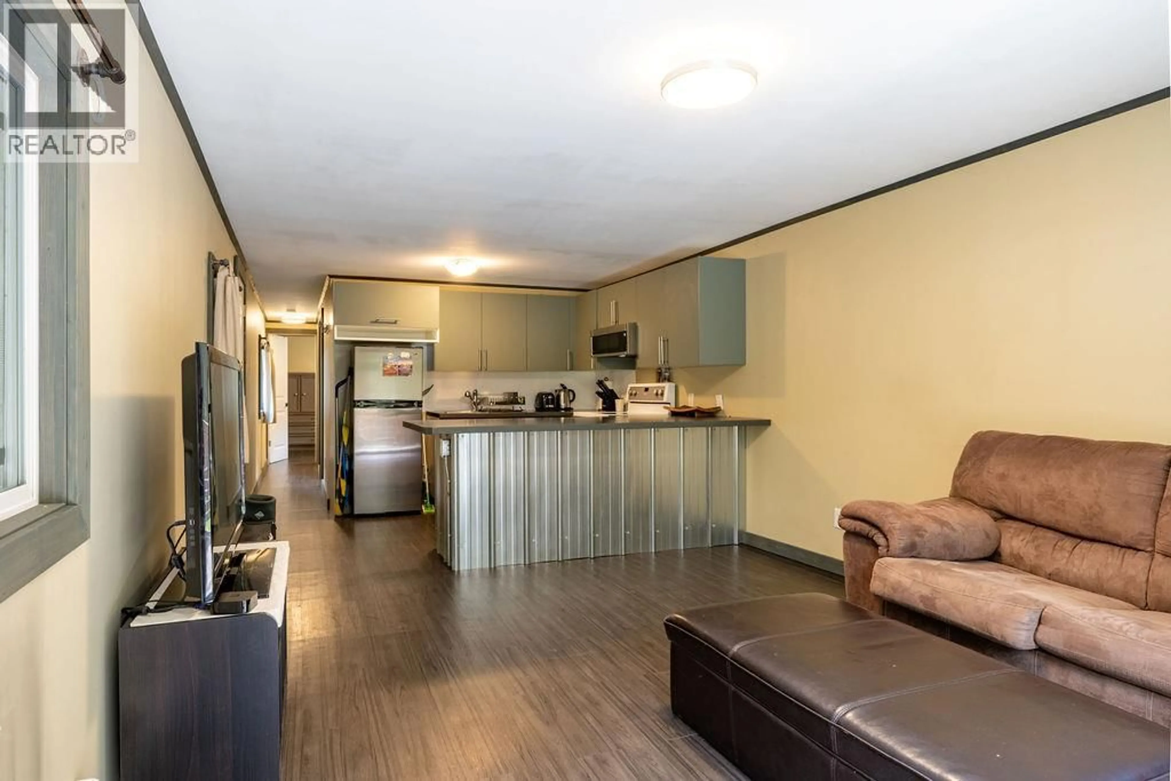 Open concept kitchen, wood/laminate floor for 4 - 1079 LUNDELL ROAD, Revelstoke British Columbia V0E2S0