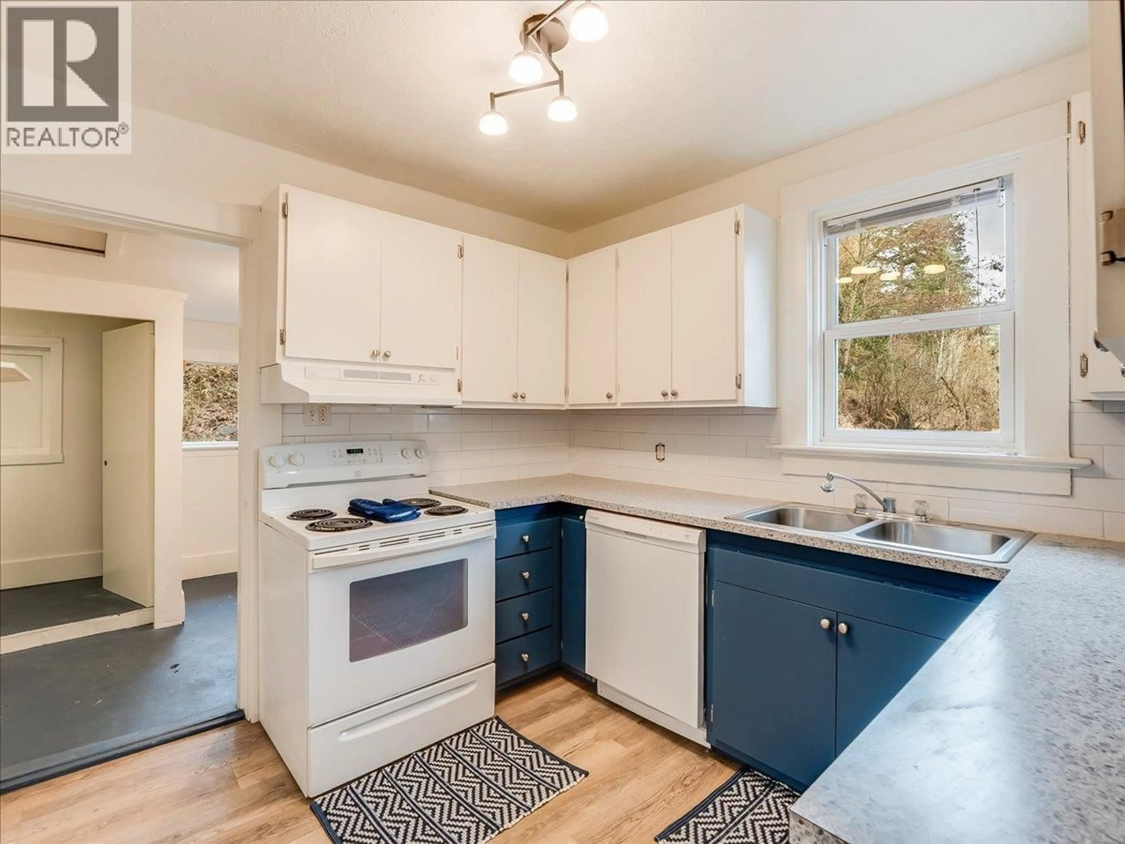Standard kitchen, unknown for 16 VIEW STREET, Nelson British Columbia V1L2V2