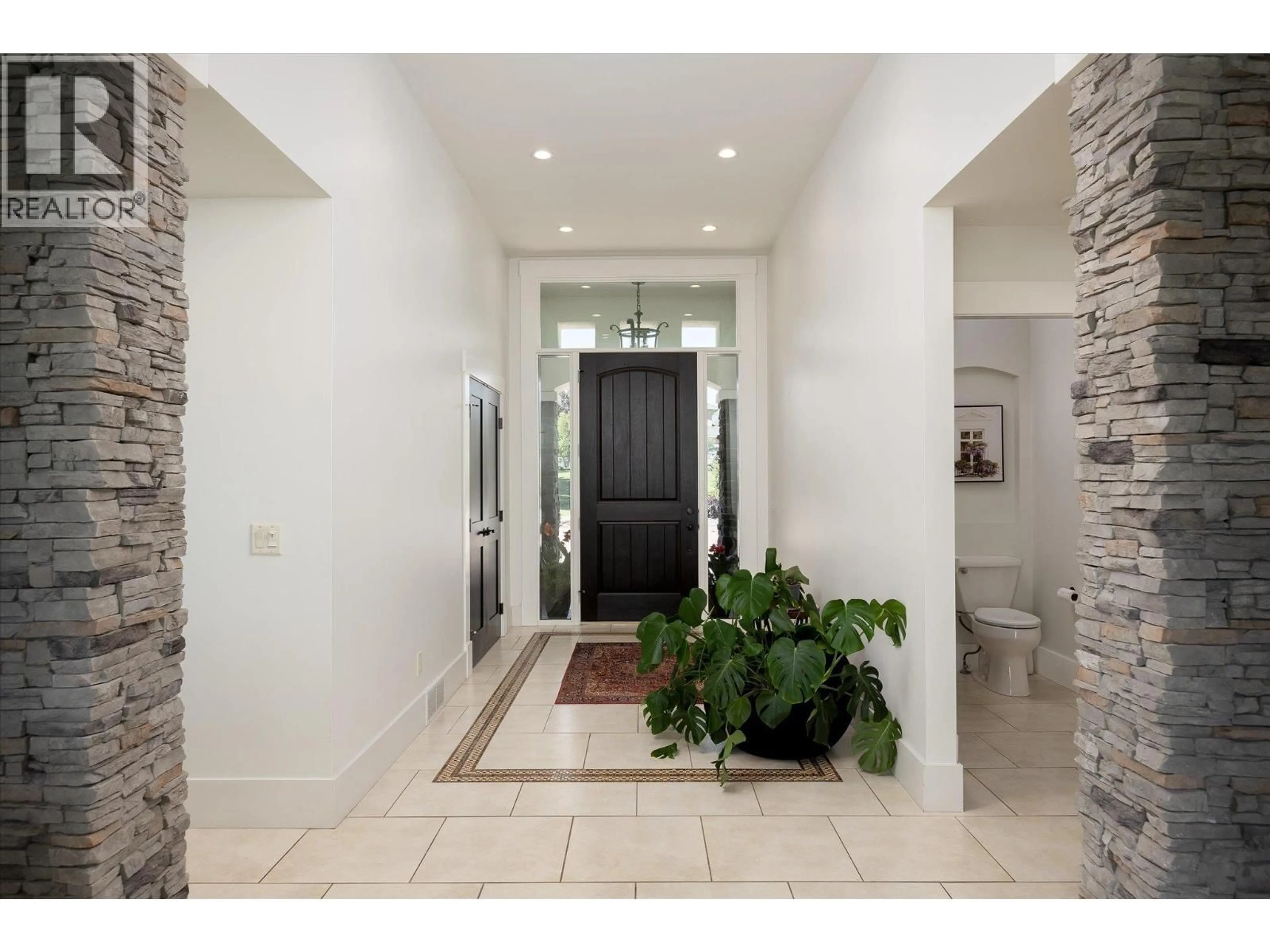 Indoor entryway for 2523 HILLSBOROUGH ROAD, West Kelowna British Columbia V1Z3E8
