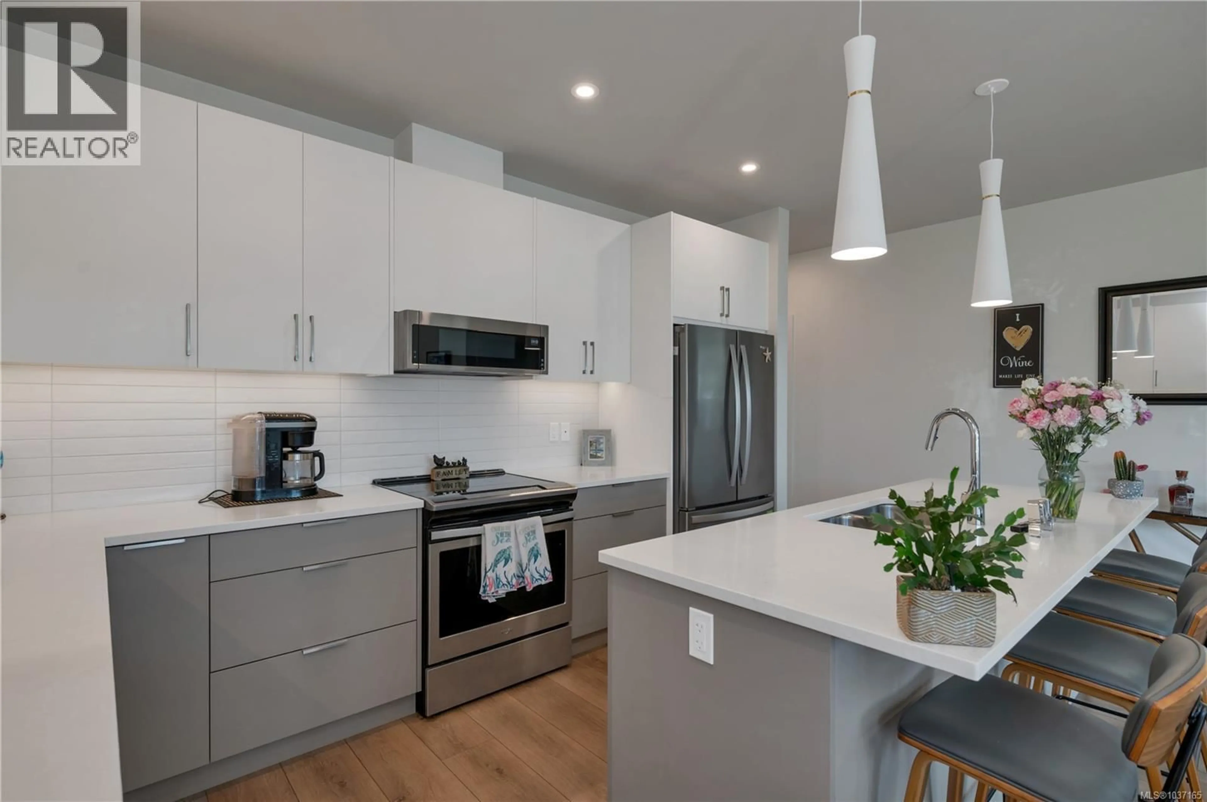 Open concept kitchen, unknown for 102 - 684 ISLAND HIGHWAY SOUTH, Campbell River British Columbia V9W1A6