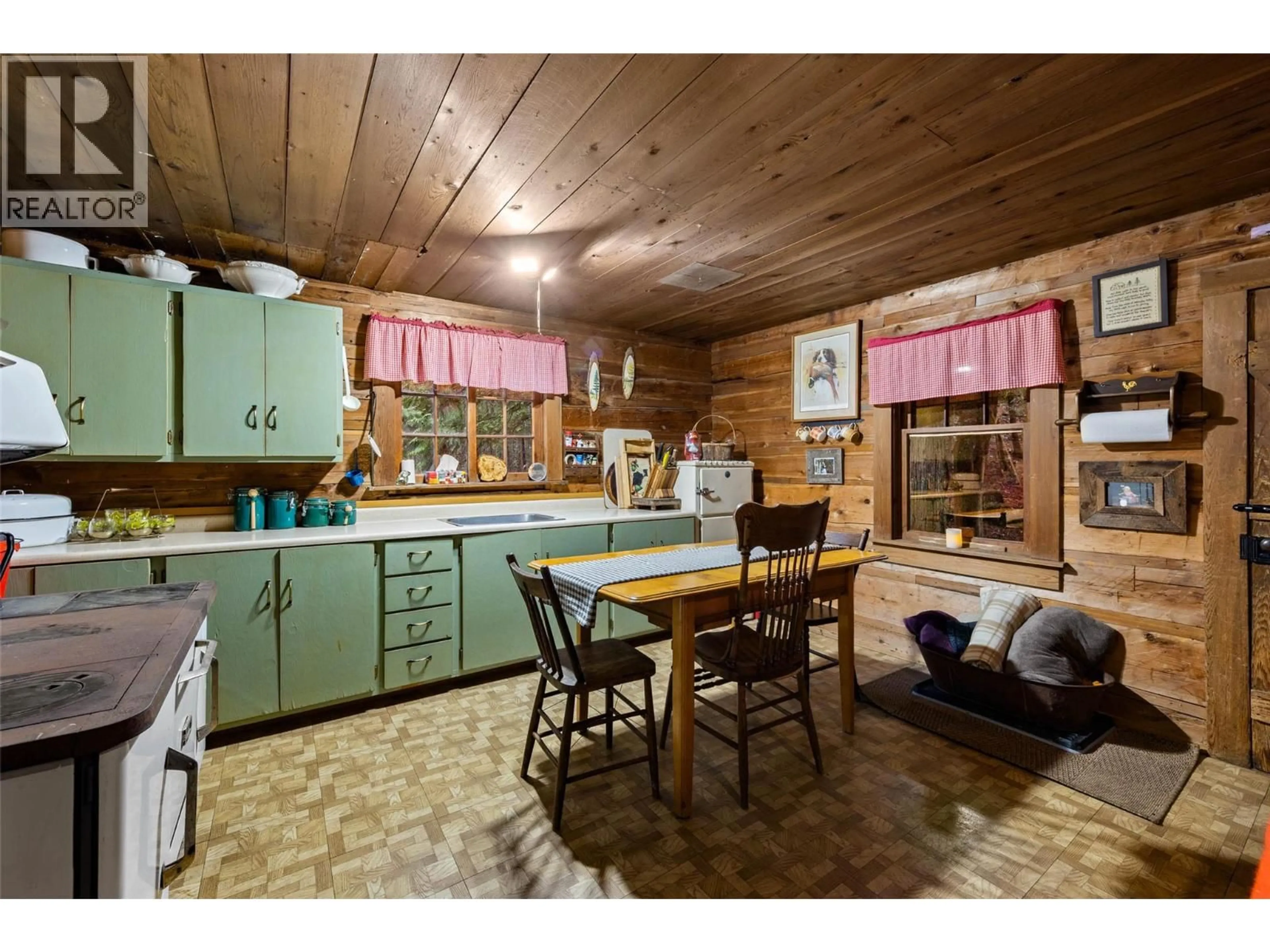 Rustic kitchen, unknown for 6057 LINE 17 ROAD, Magna Bay British Columbia V0E1M7
