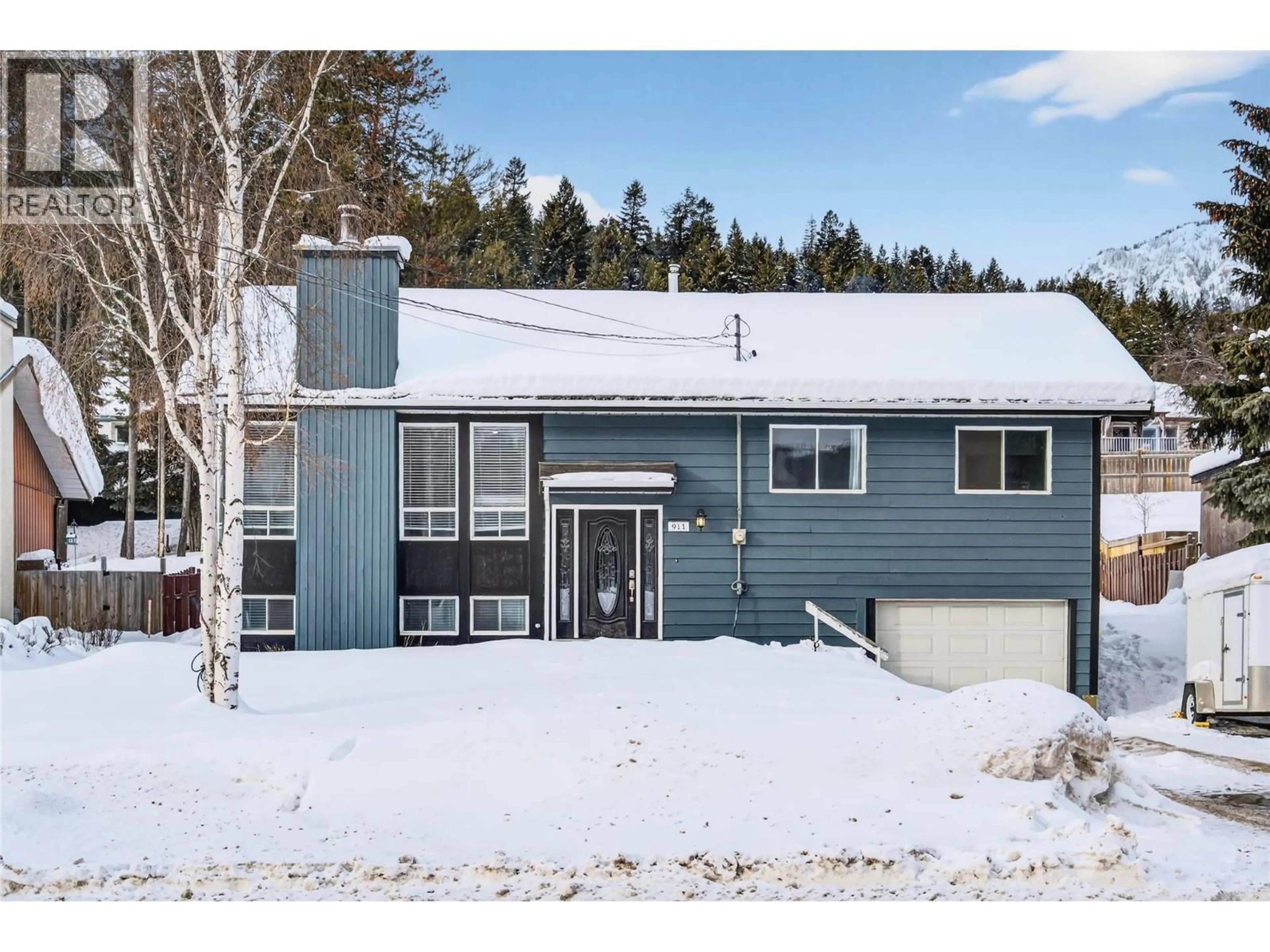 Home with vinyl exterior material, street for 911 ALPINE WAY, Elkford British Columbia V0B1H0