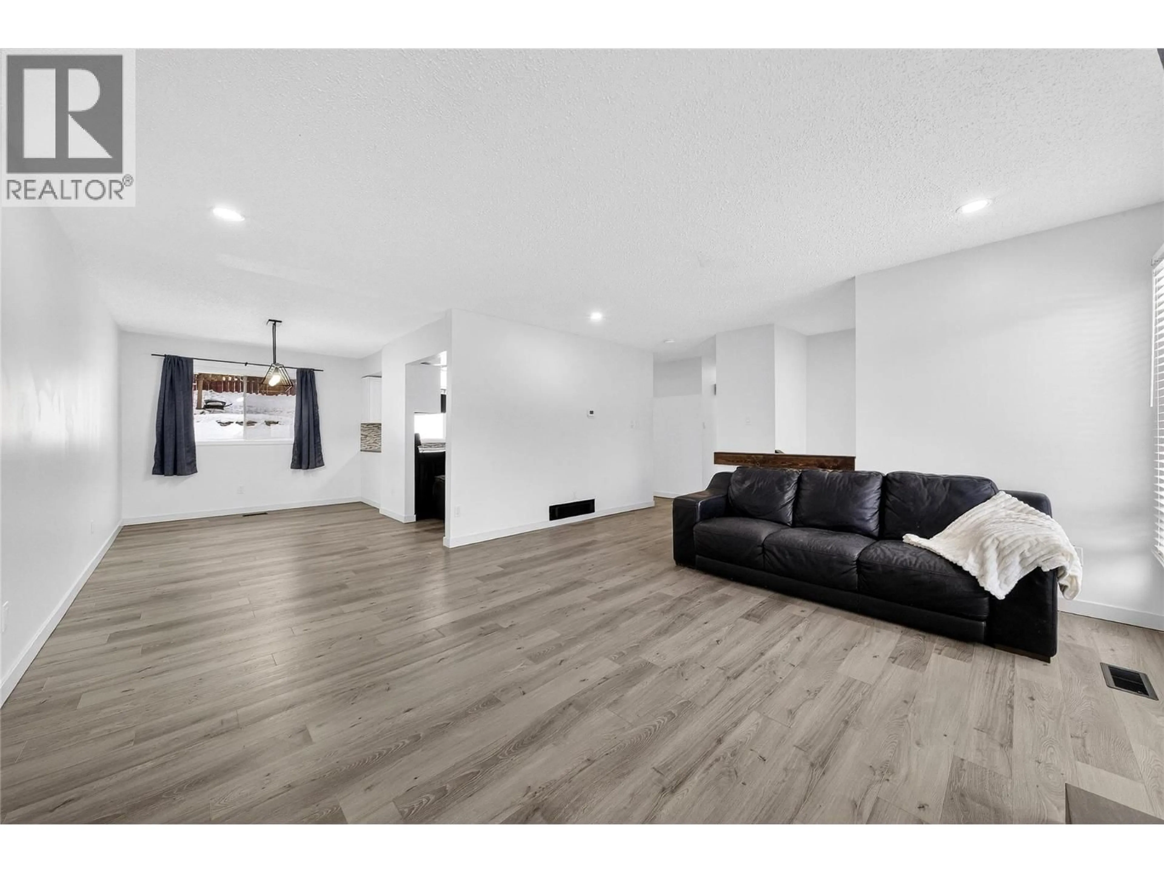 Living room with furniture, wood/laminate floor for 911 ALPINE WAY, Elkford British Columbia V0B1H0