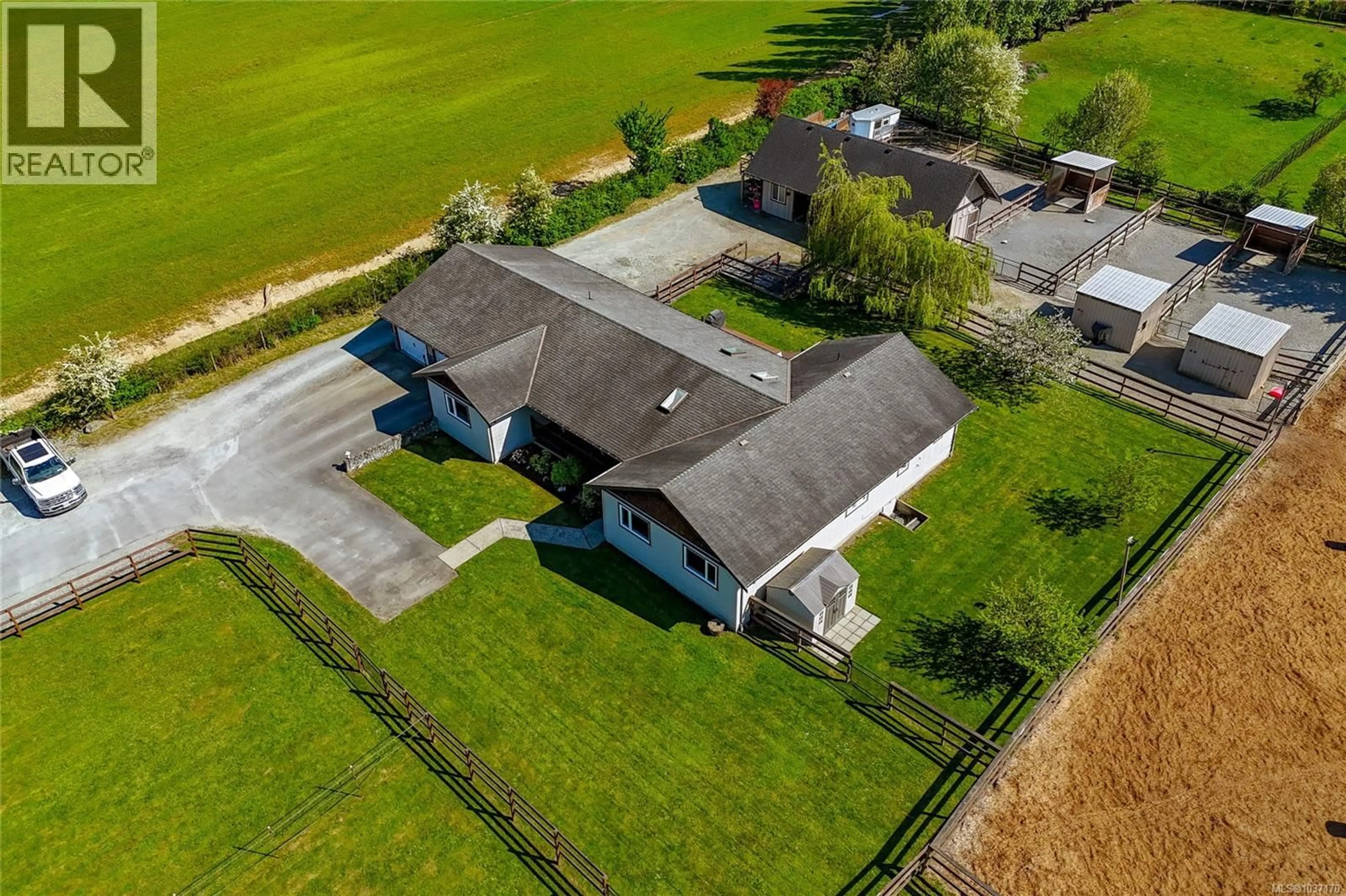 A pic from outside/outdoor area/front of a property/back of a property/a pic from drone, building for 1609 KEATING CROSS ROAD, Central Saanich British Columbia V8M1W9