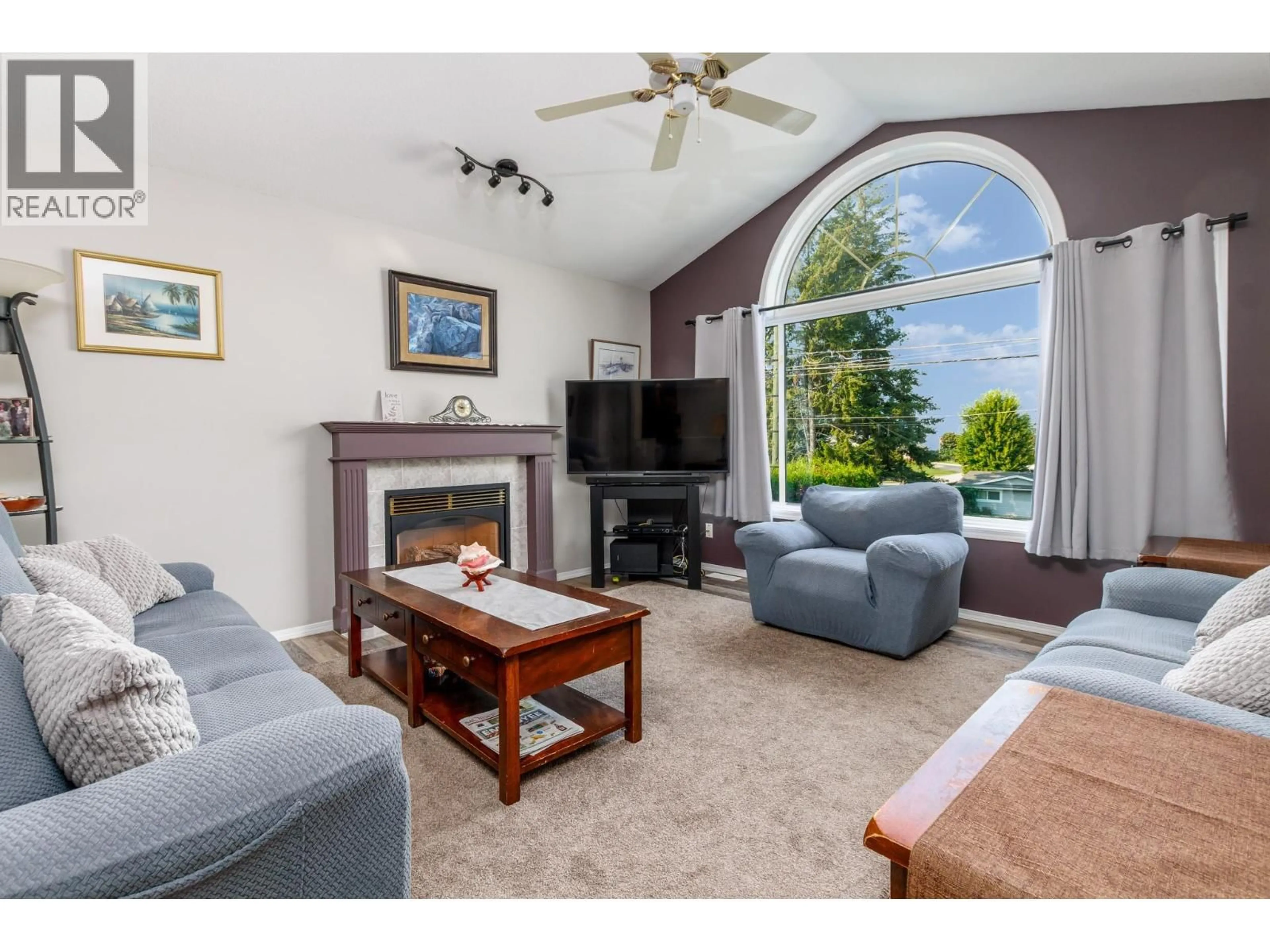 Living room with furniture, unknown for 2280 10 AVENUE SOUTHEAST, Salmon Arm British Columbia V1E2J4