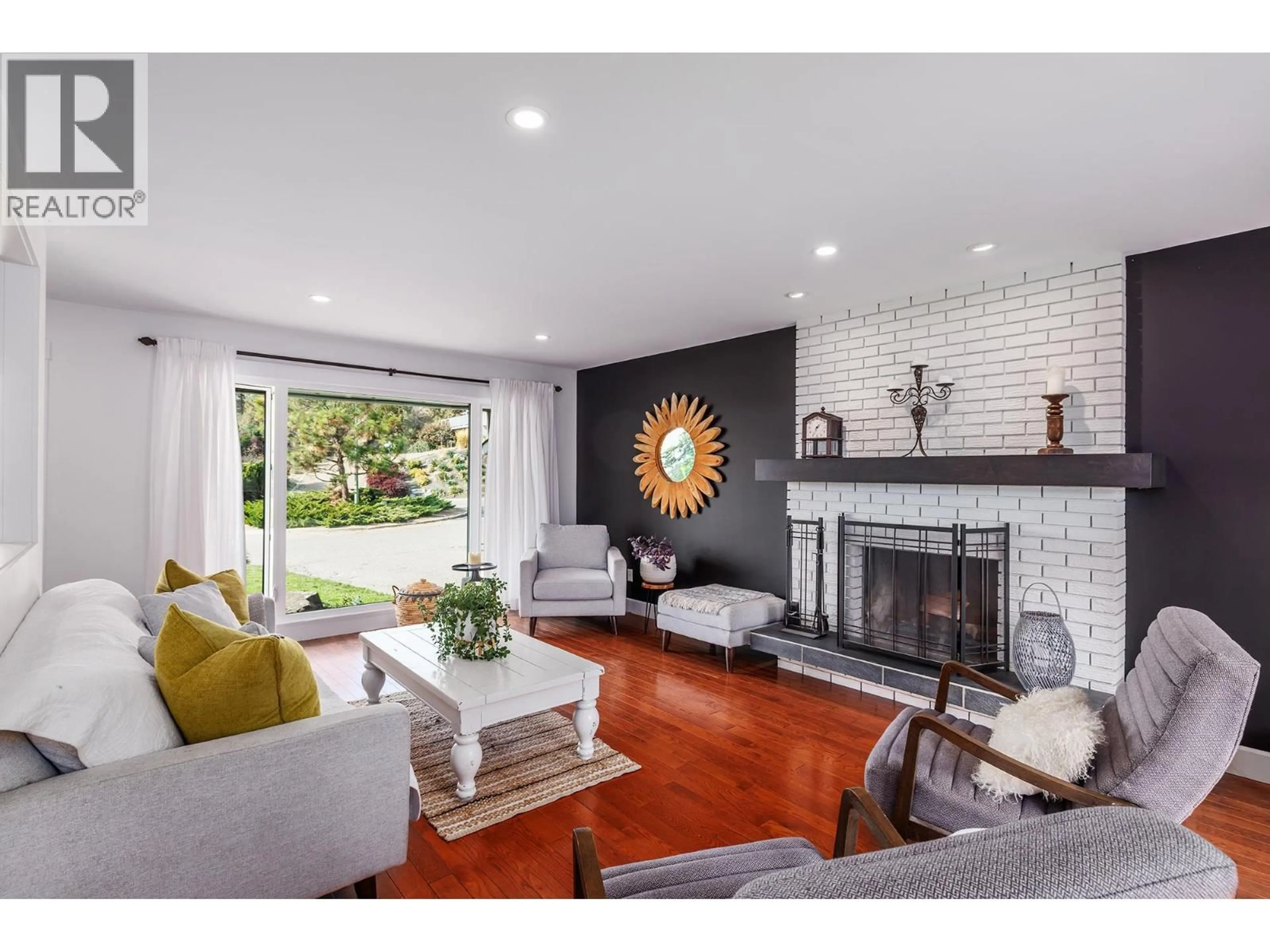 Living room with furniture, unknown for 841 CHURCHILL COURT, Kelowna British Columbia V1Y8J4