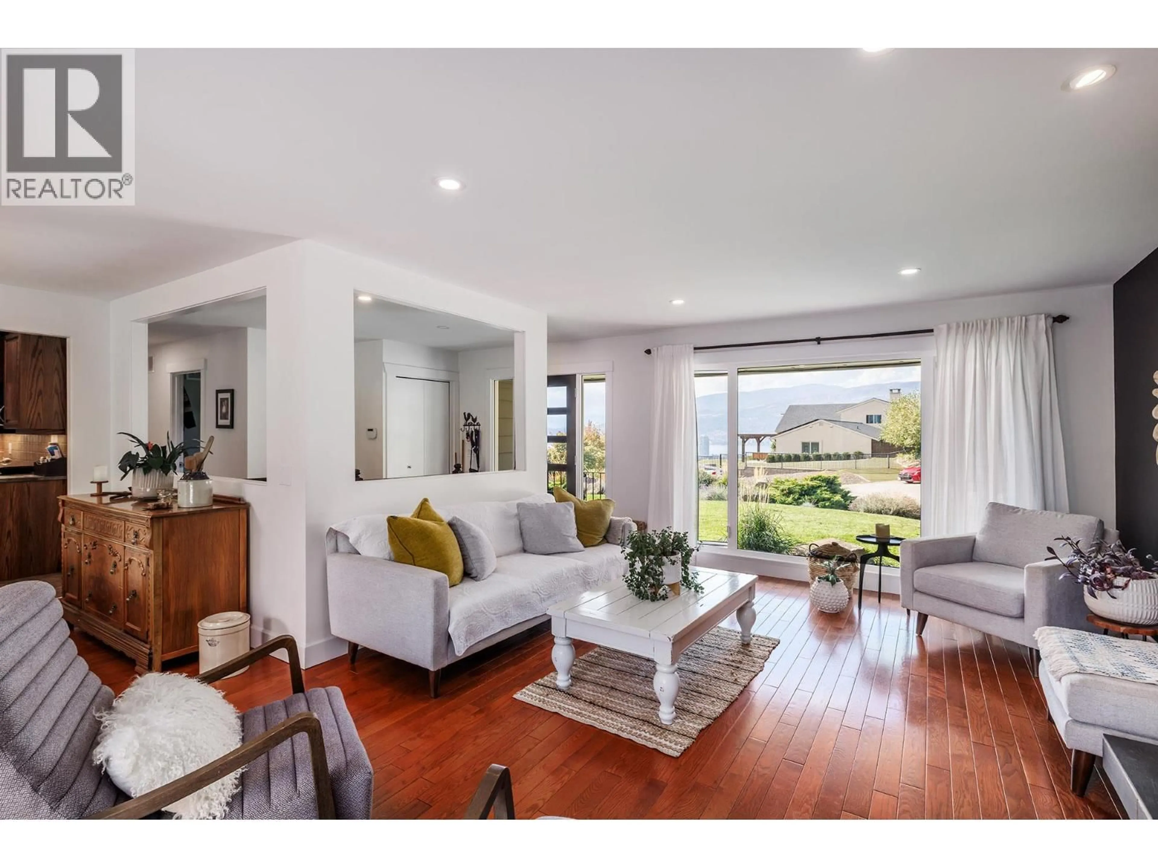 Living room with furniture, unknown for 841 CHURCHILL COURT, Kelowna British Columbia V1Y8J4