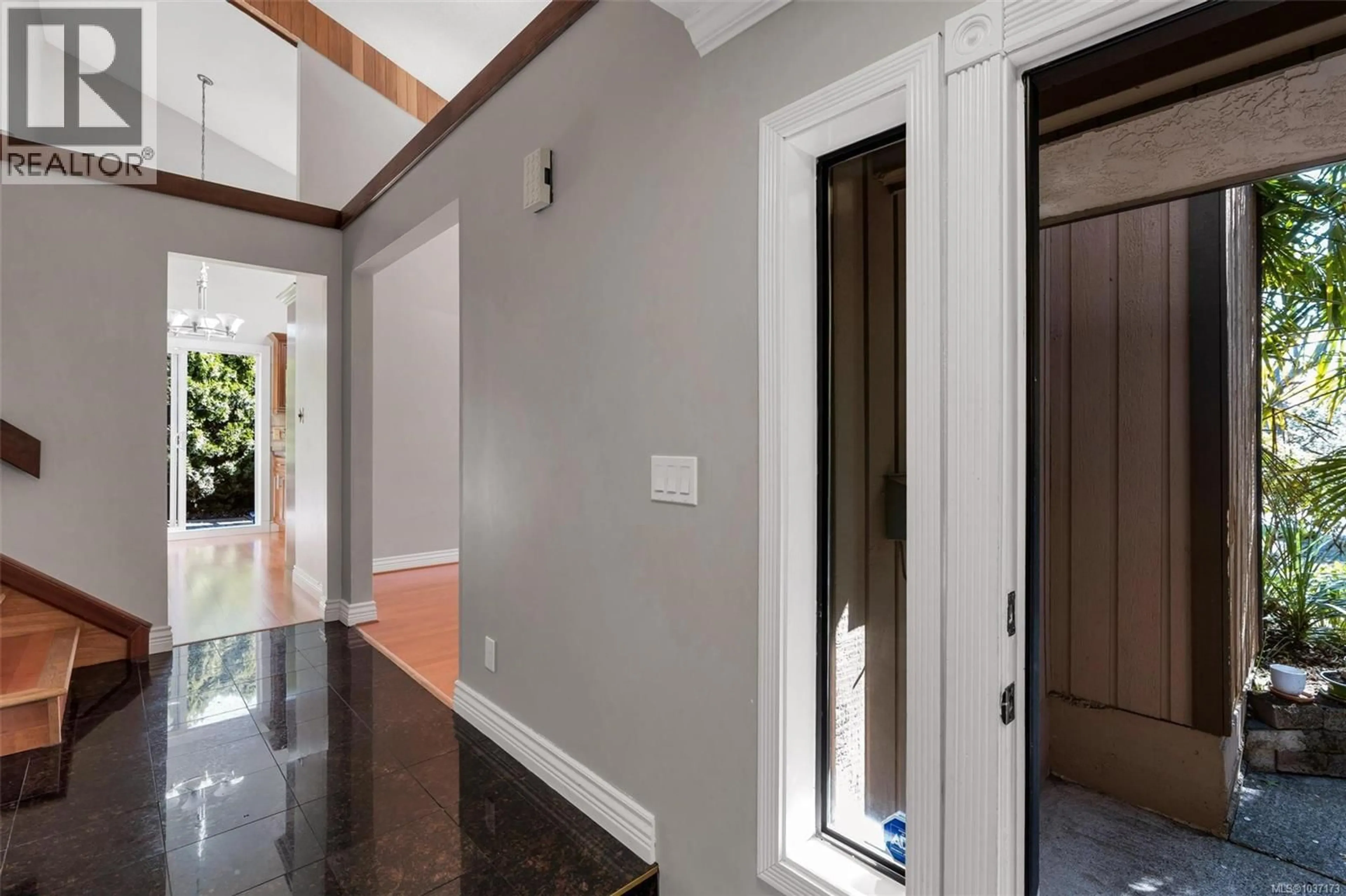 Indoor foyer for 1606 CANDELA PLACE, Saanich British Columbia V8N5P4