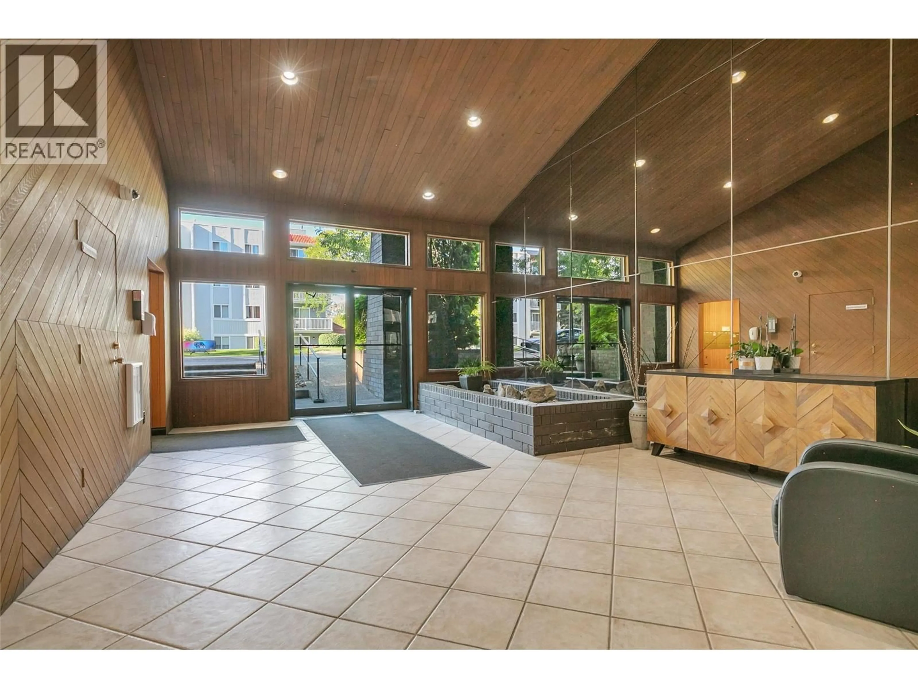 Indoor foyer for 206 - 983 BERNARD AVENUE, Kelowna British Columbia V1Y6P7