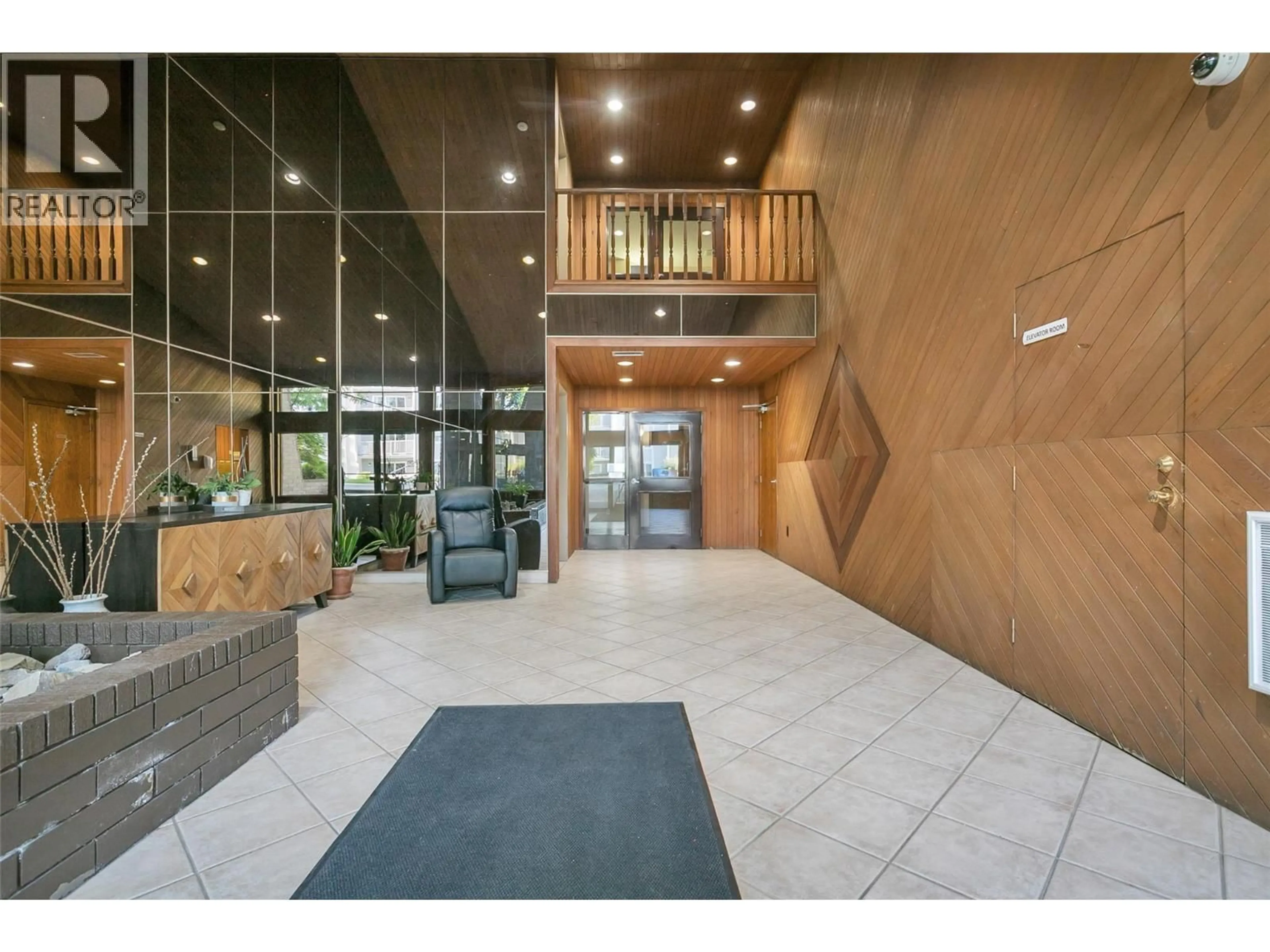 Indoor foyer for 206 - 983 BERNARD AVENUE, Kelowna British Columbia V1Y6P7