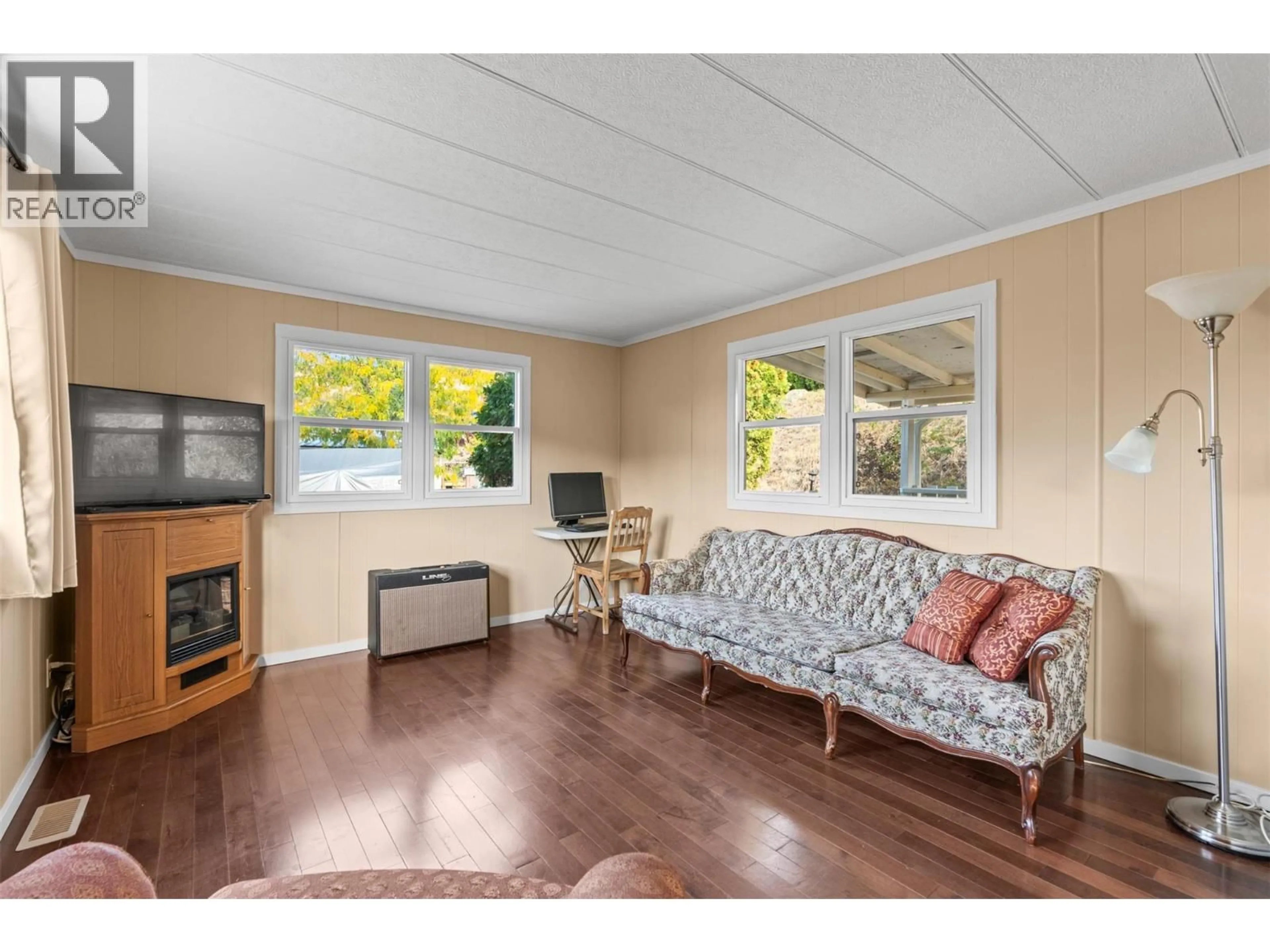 Living room with furniture, wood/laminate floor for 92 - 15401 KALAMALKA ROAD, Coldstream British Columbia V1B1Z3