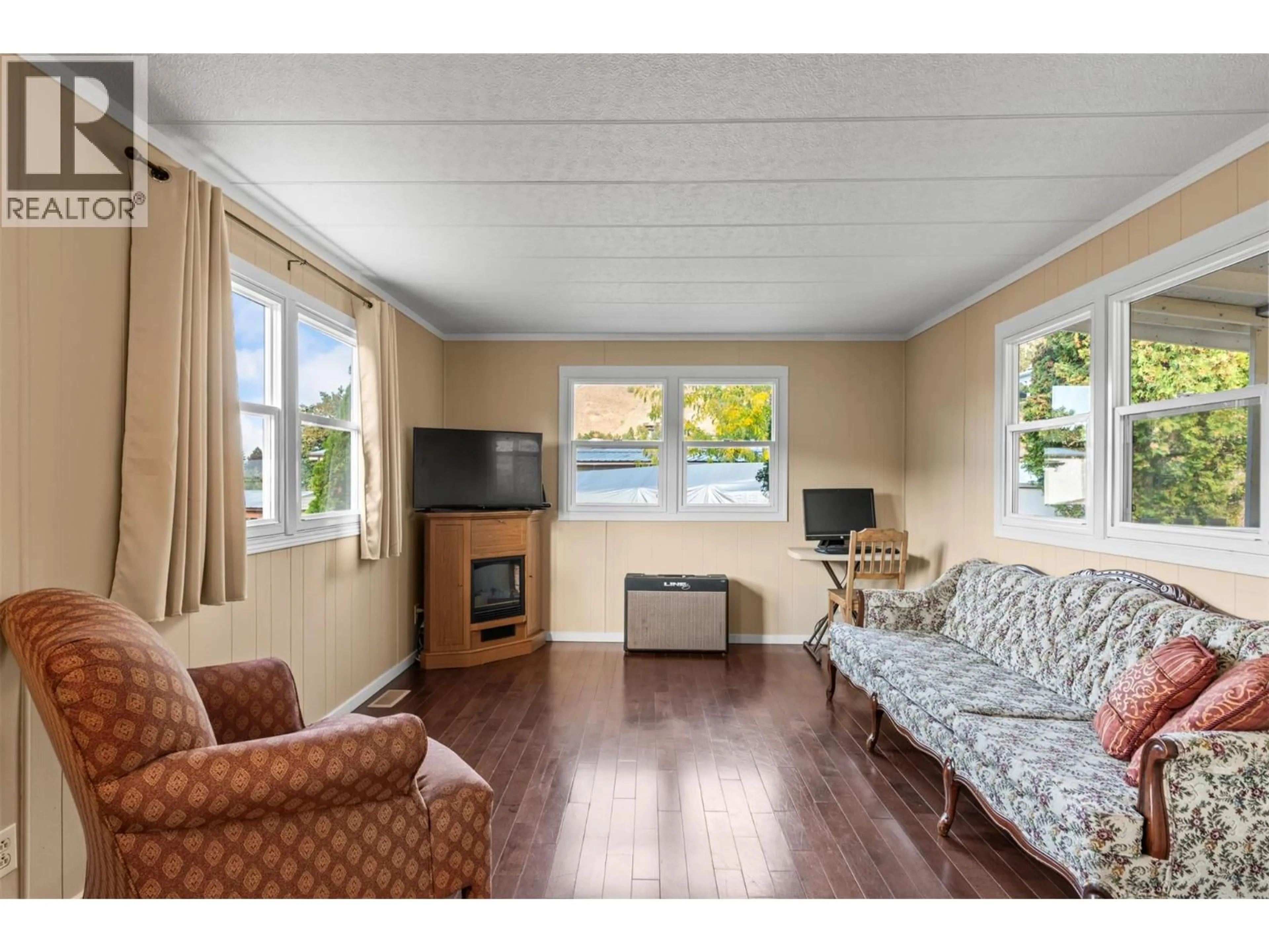 Living room with furniture, wood/laminate floor for 92 - 15401 KALAMALKA ROAD, Coldstream British Columbia V1B1Z3