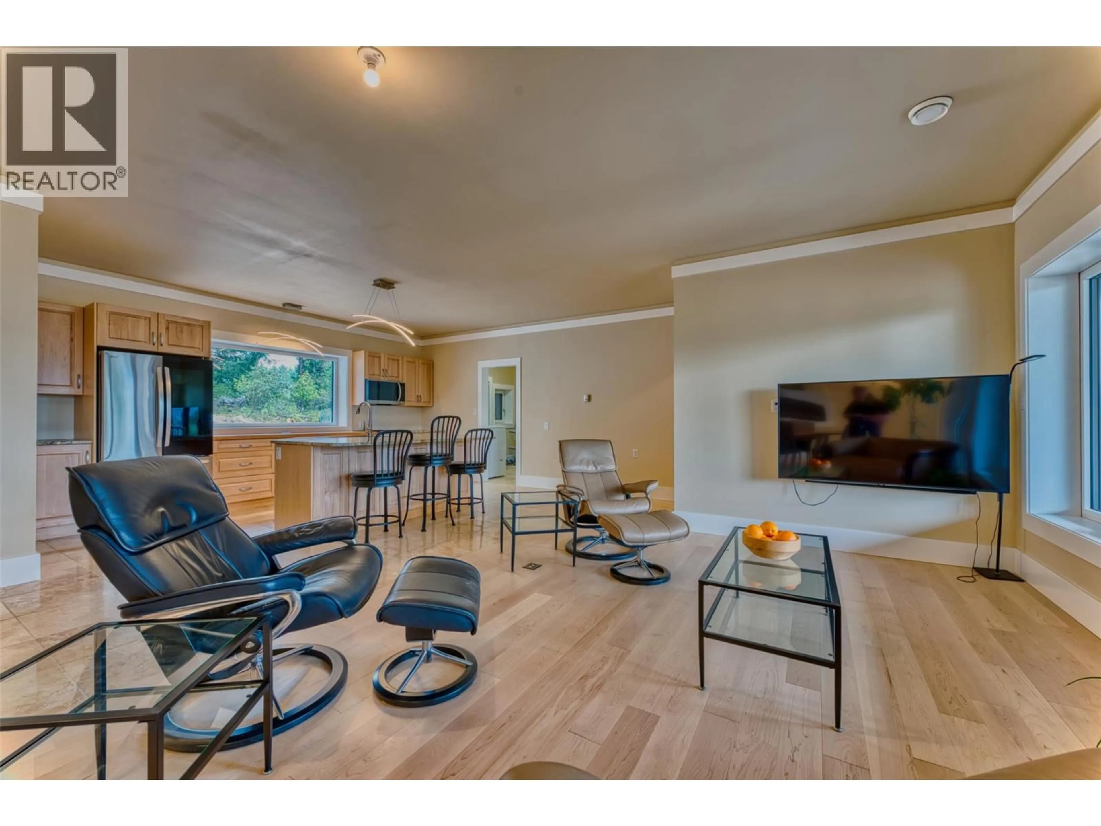 Living room with furniture, unknown for 514 MOUNTAIN DRIVE, Vernon British Columbia V1H2B8