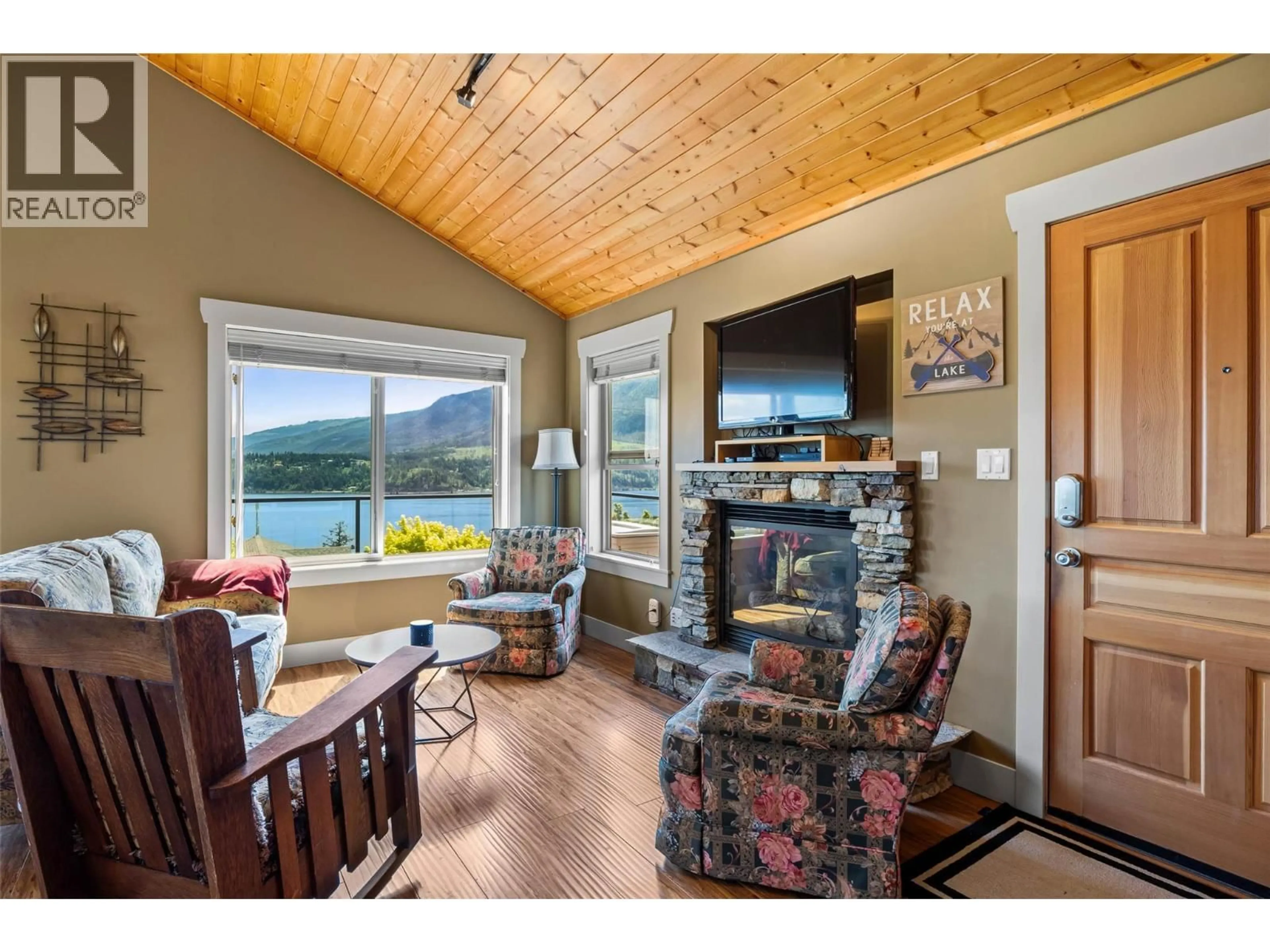 Living room with furniture, wood/laminate floor for 198 - 2633 SQUILAX ANGLEMONT ROAD, Lee Creek British Columbia V0E1M4