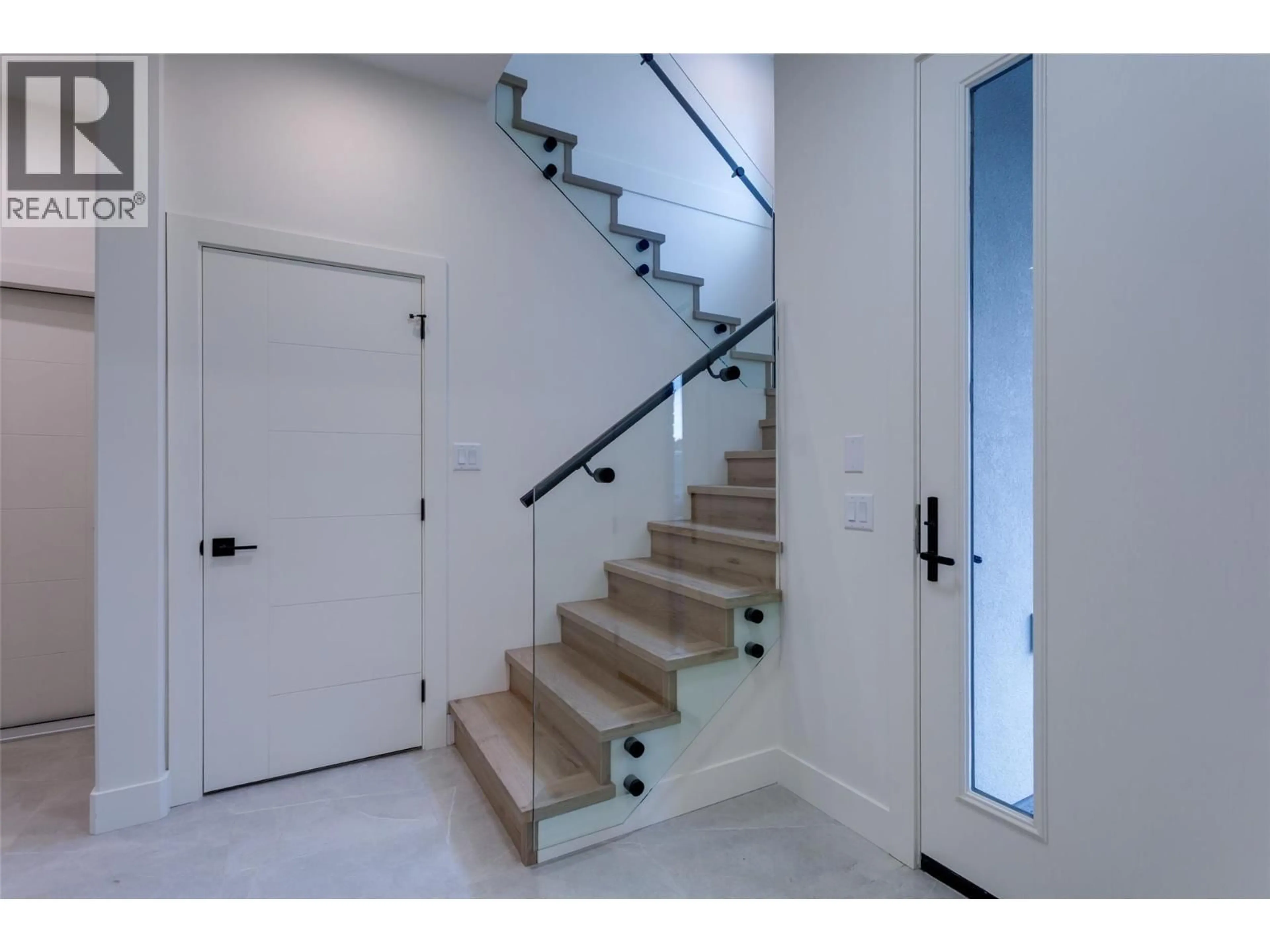 Stairs for 4 - 970 LAWSON AVENUE, Kelowna British Columbia V1Y6T1