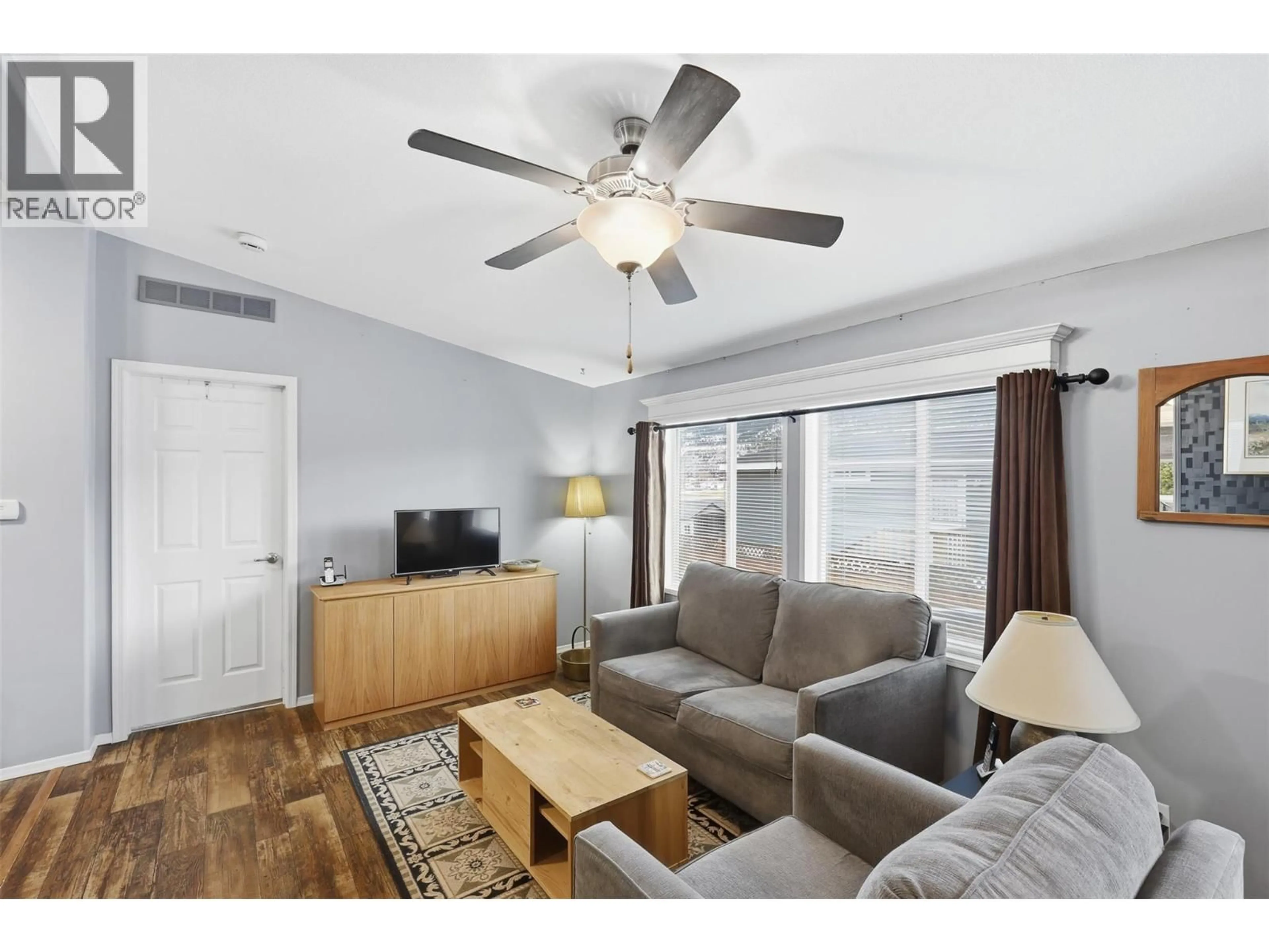 Living room with furniture, wood/laminate floor for 9 - 712 SHUSWAP EAST ROAD, Kamloops British Columbia V2H0C8