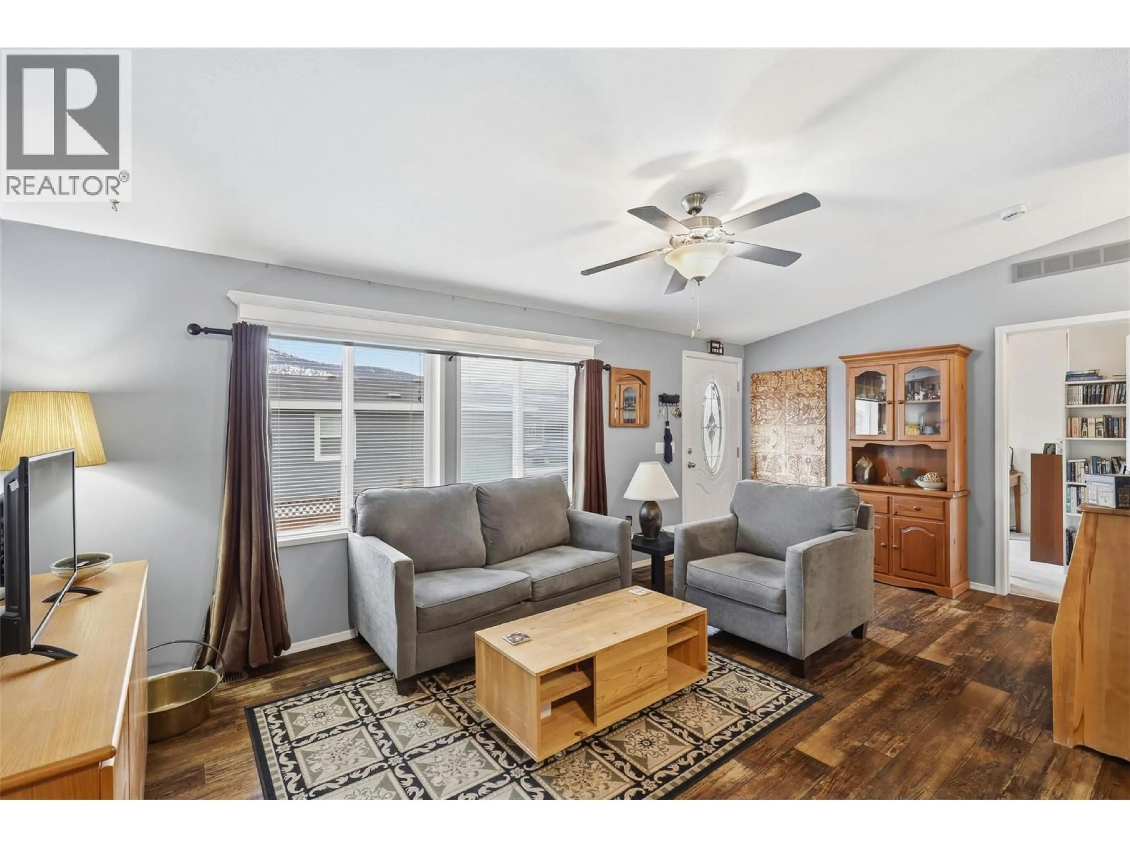 Living room with furniture, wood/laminate floor for 9 - 712 SHUSWAP EAST ROAD, Kamloops British Columbia V2H0C8