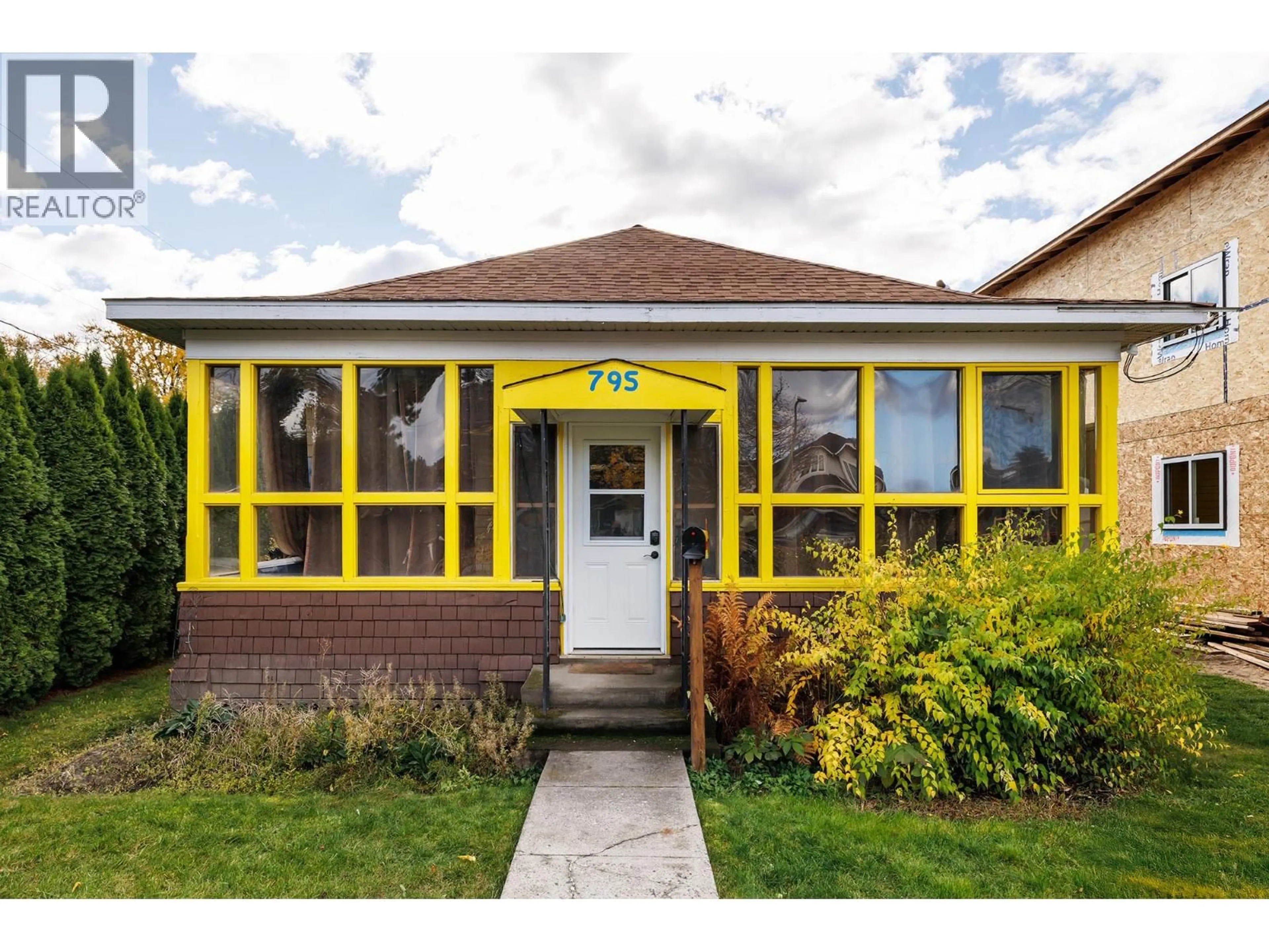 Home with vinyl exterior material, street for 795 LAWSON AVENUE, Kelowna British Columbia V1Y6S9