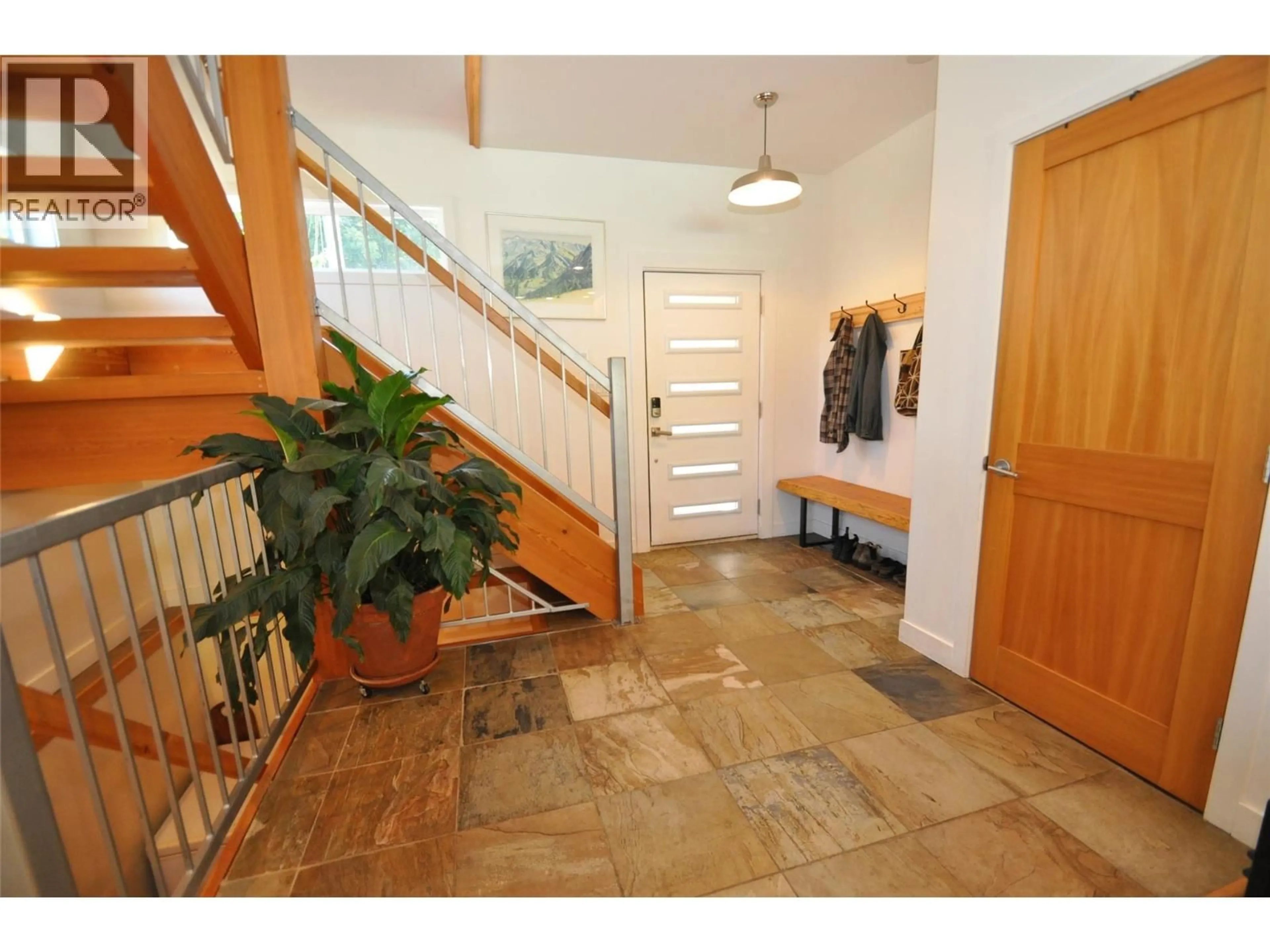 Indoor foyer for 1211 FRONT STREET, Nelson British Columbia V1L4C1