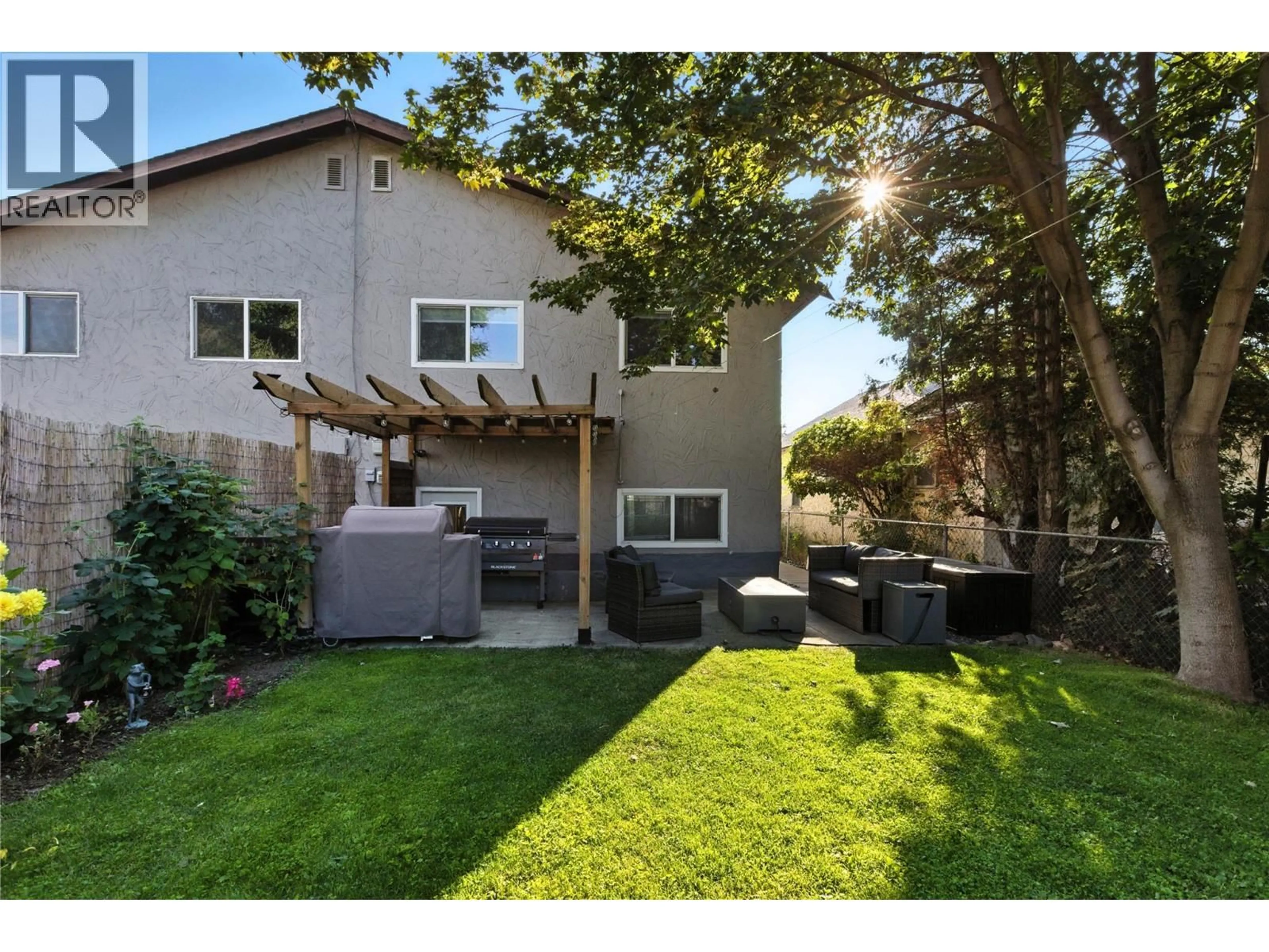 Patio, street for 318 LINDEN AVENUE, Kamloops British Columbia V2B2M9