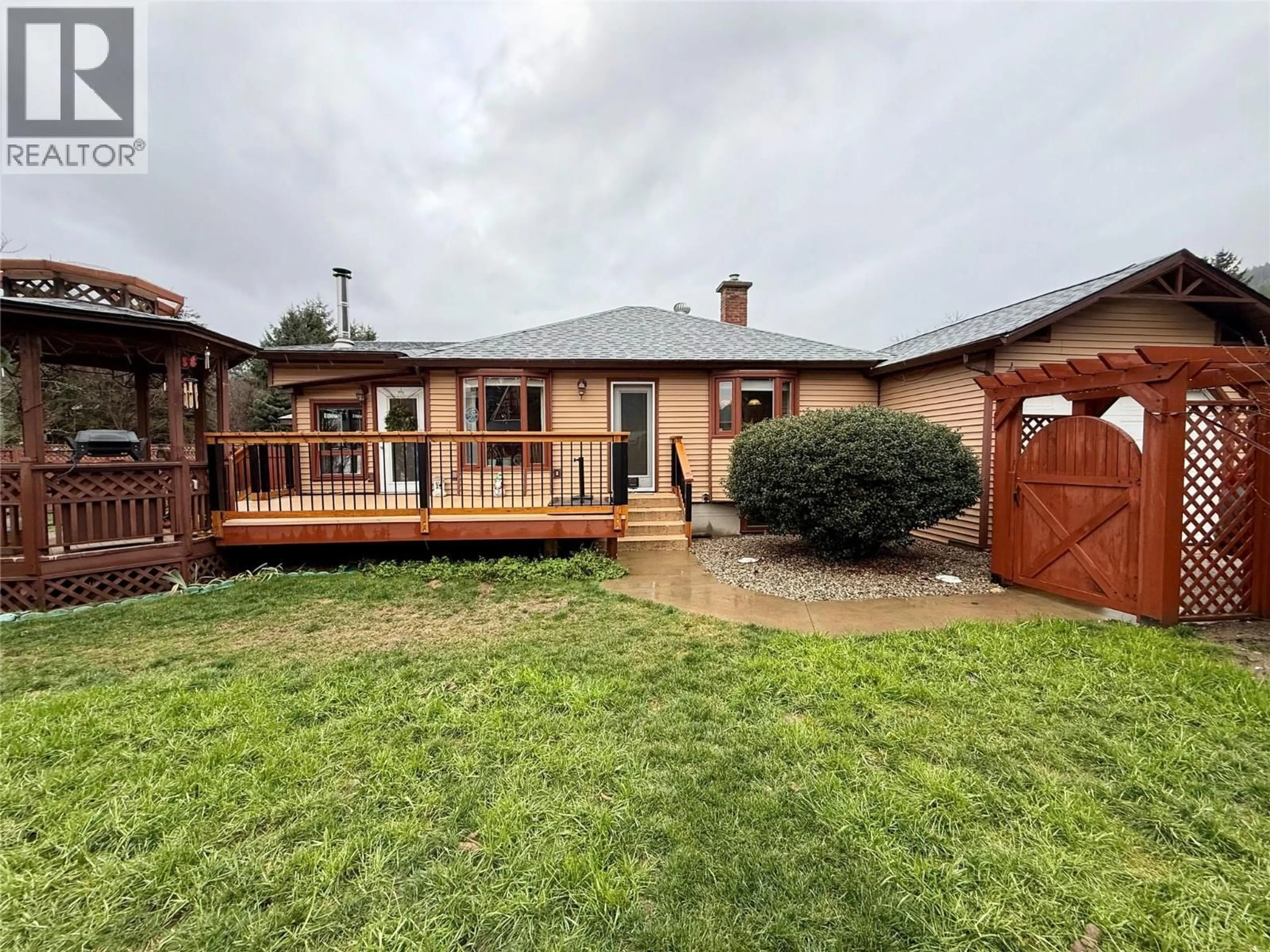 A pic from outside/outdoor area/front of a property/back of a property/a pic from drone, unknown for 1094 WANJOFF ROAD, Robson British Columbia V0G1X0