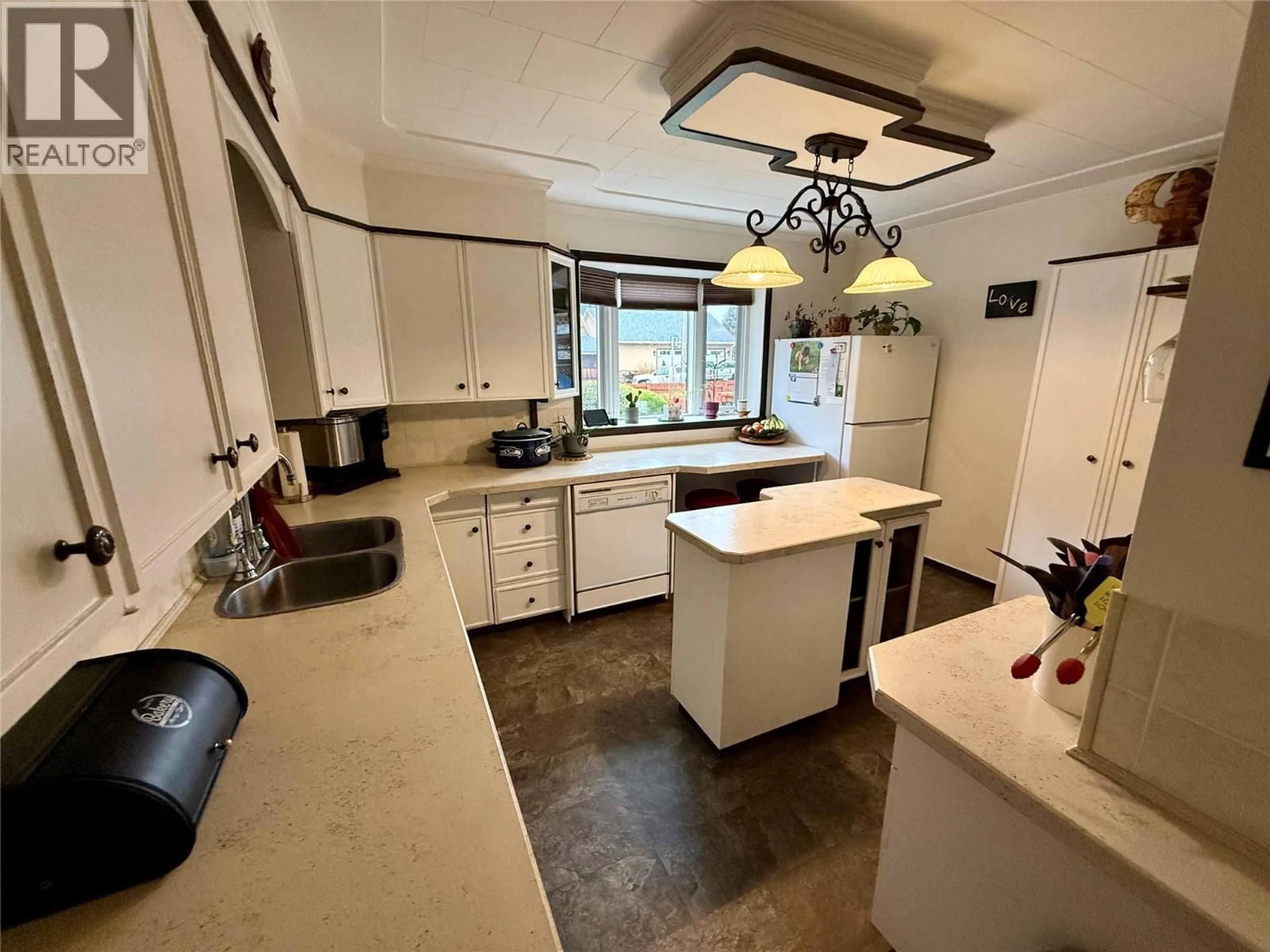 Unknown for 1094 WANJOFF ROAD, Robson British Columbia V0G1X0