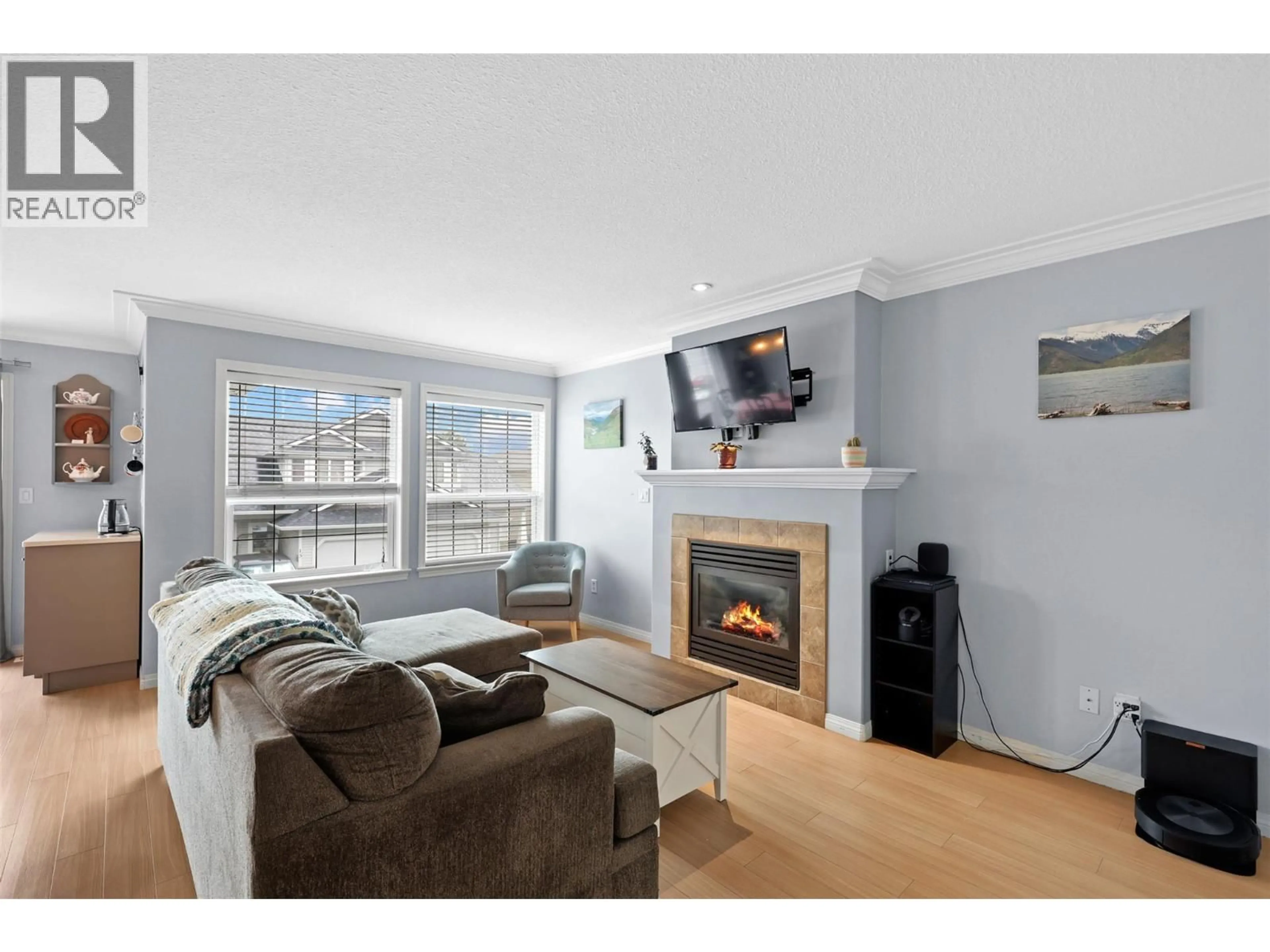 Living room with furniture, wood/laminate floor for 25 - 1945 GRASSLANDS BOULEVARD, Kamloops British Columbia V2B8T3