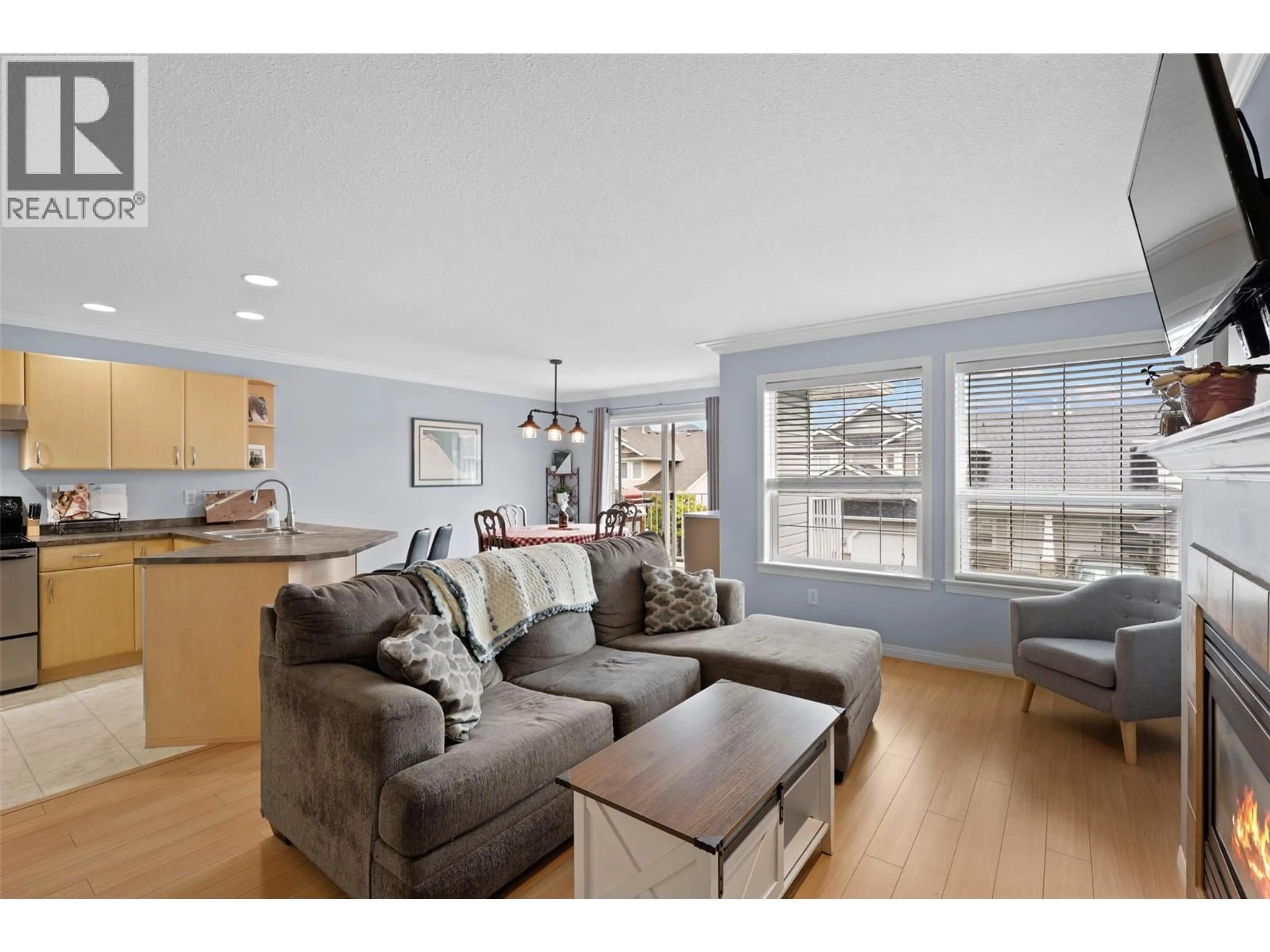 Living room with furniture, wood/laminate floor for 25 - 1945 GRASSLANDS BOULEVARD, Kamloops British Columbia V2B8T3