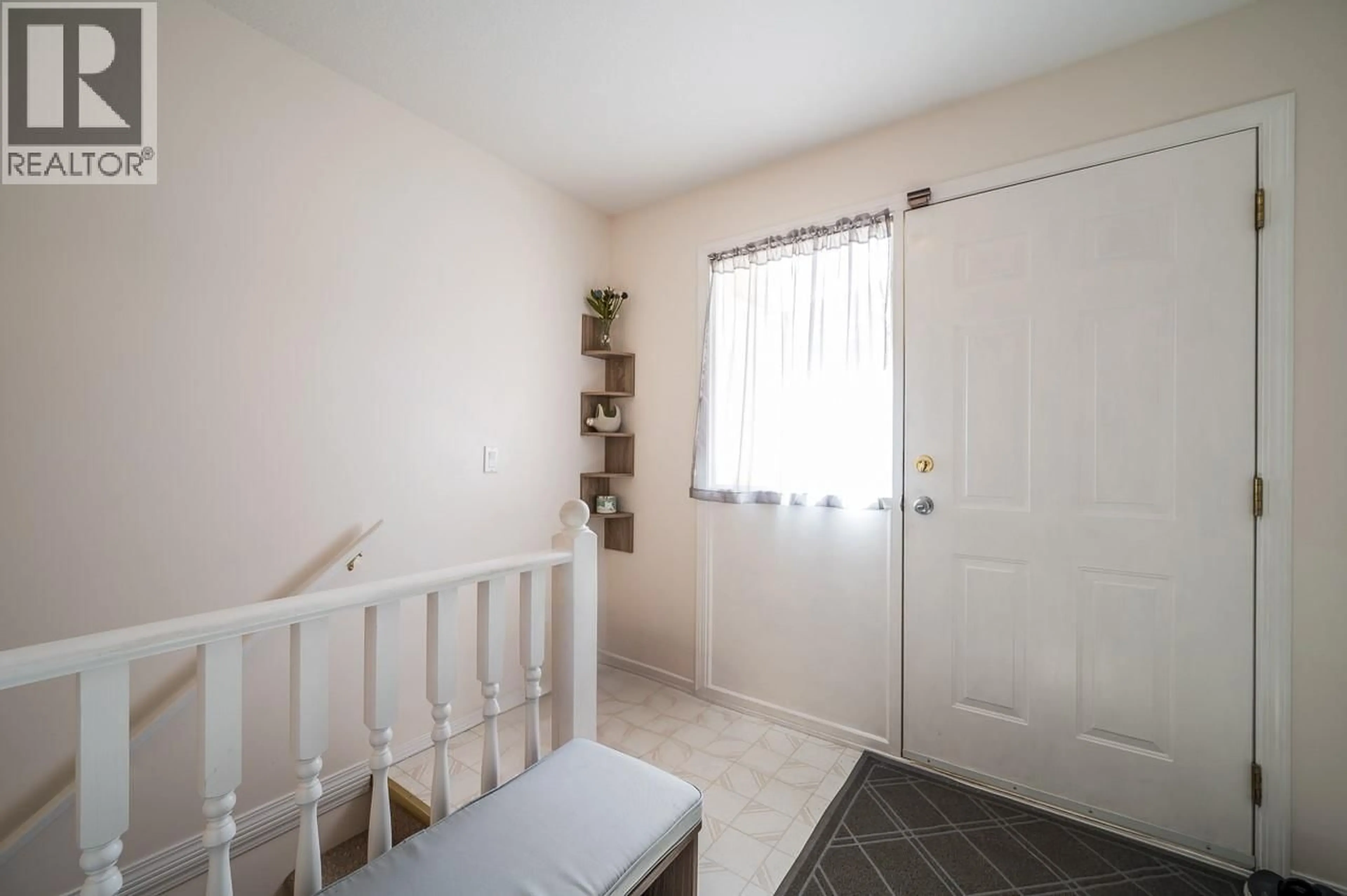 Indoor entryway for 4 - 726 DUNROBIN DRIVE, Kamloops British Columbia V1S1X3