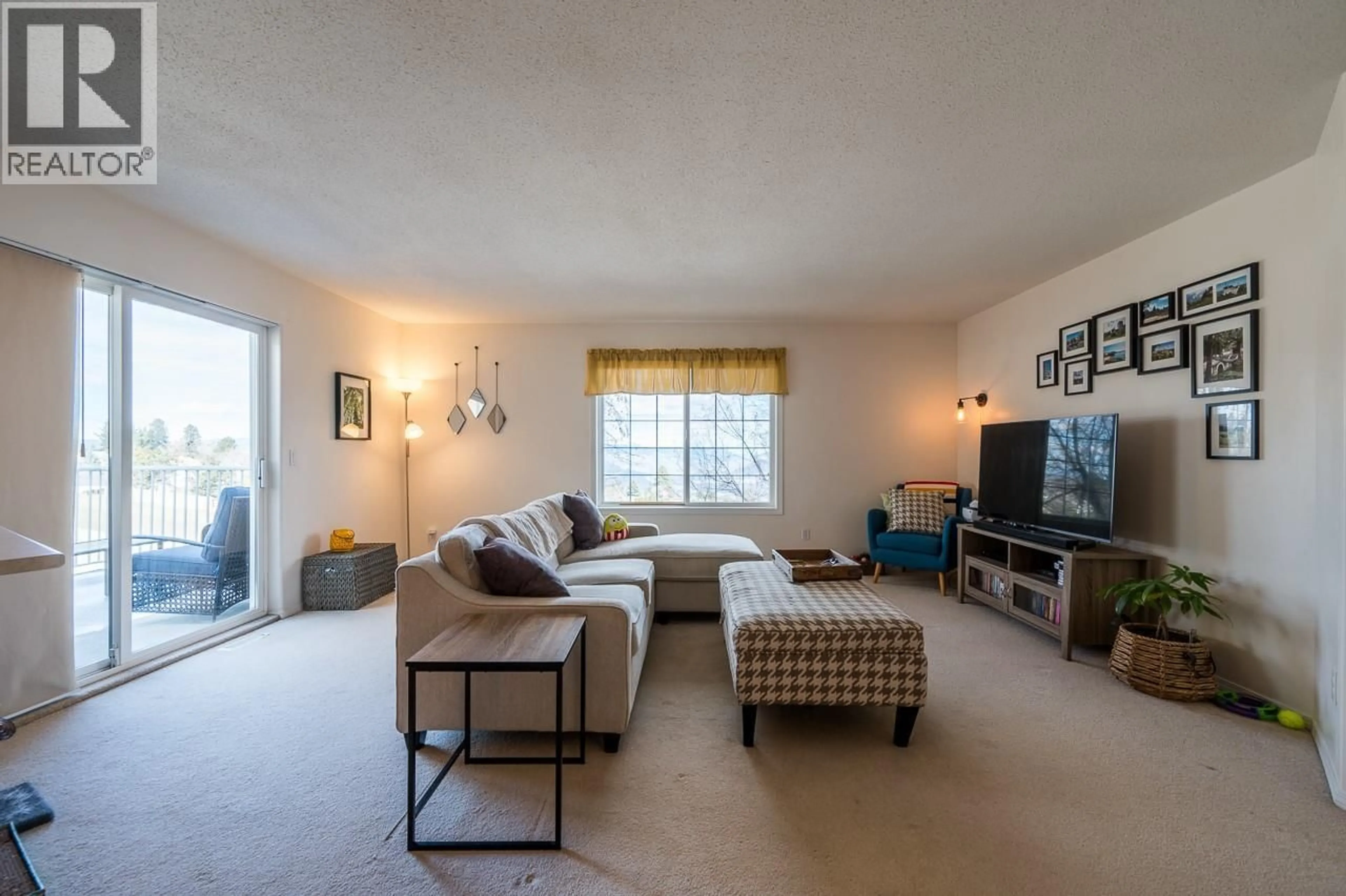 Living room with furniture, unknown for 4 - 726 DUNROBIN DRIVE, Kamloops British Columbia V1S1X3