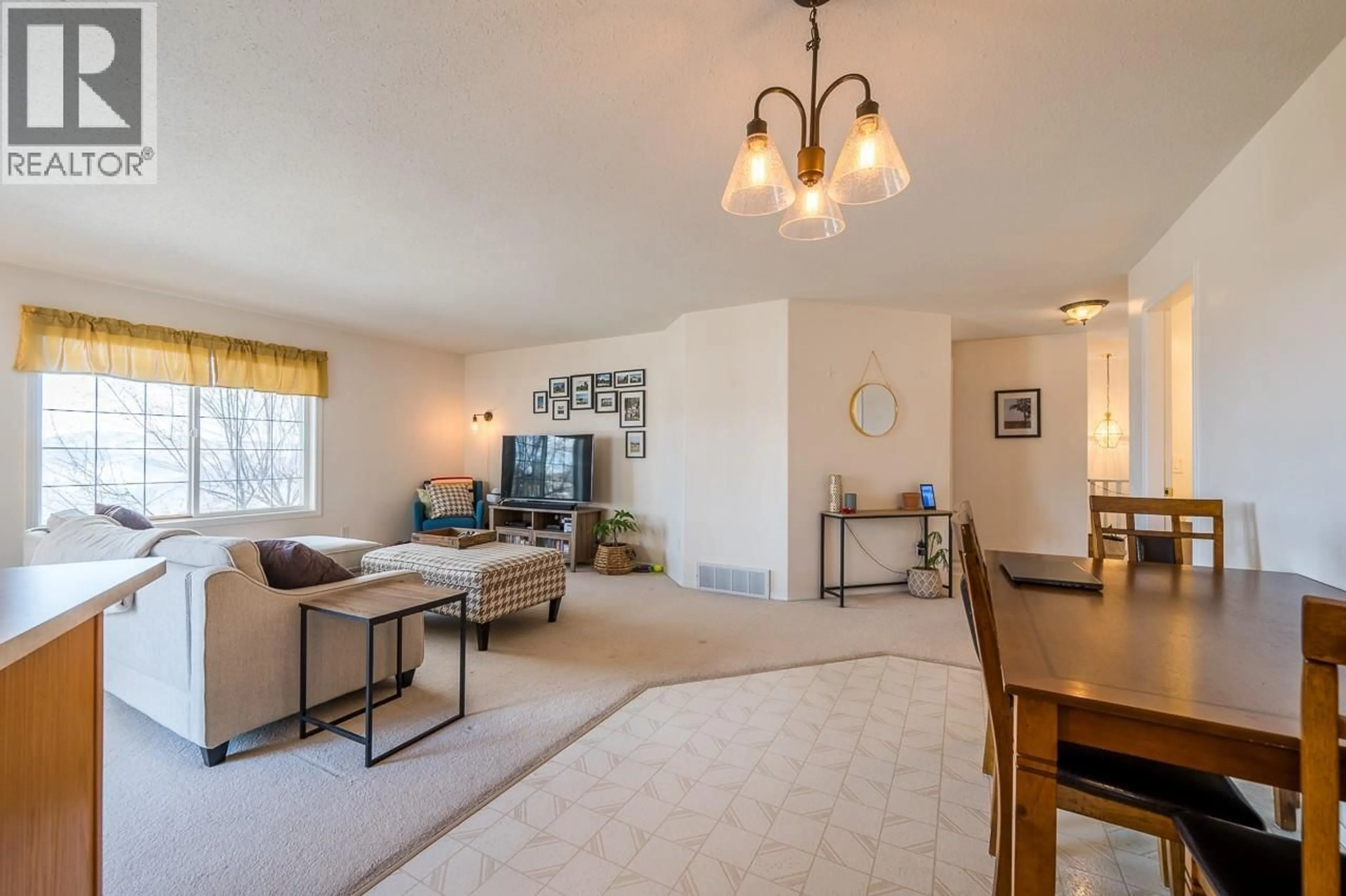 Living room with furniture, unknown for 4 - 726 DUNROBIN DRIVE, Kamloops British Columbia V1S1X3