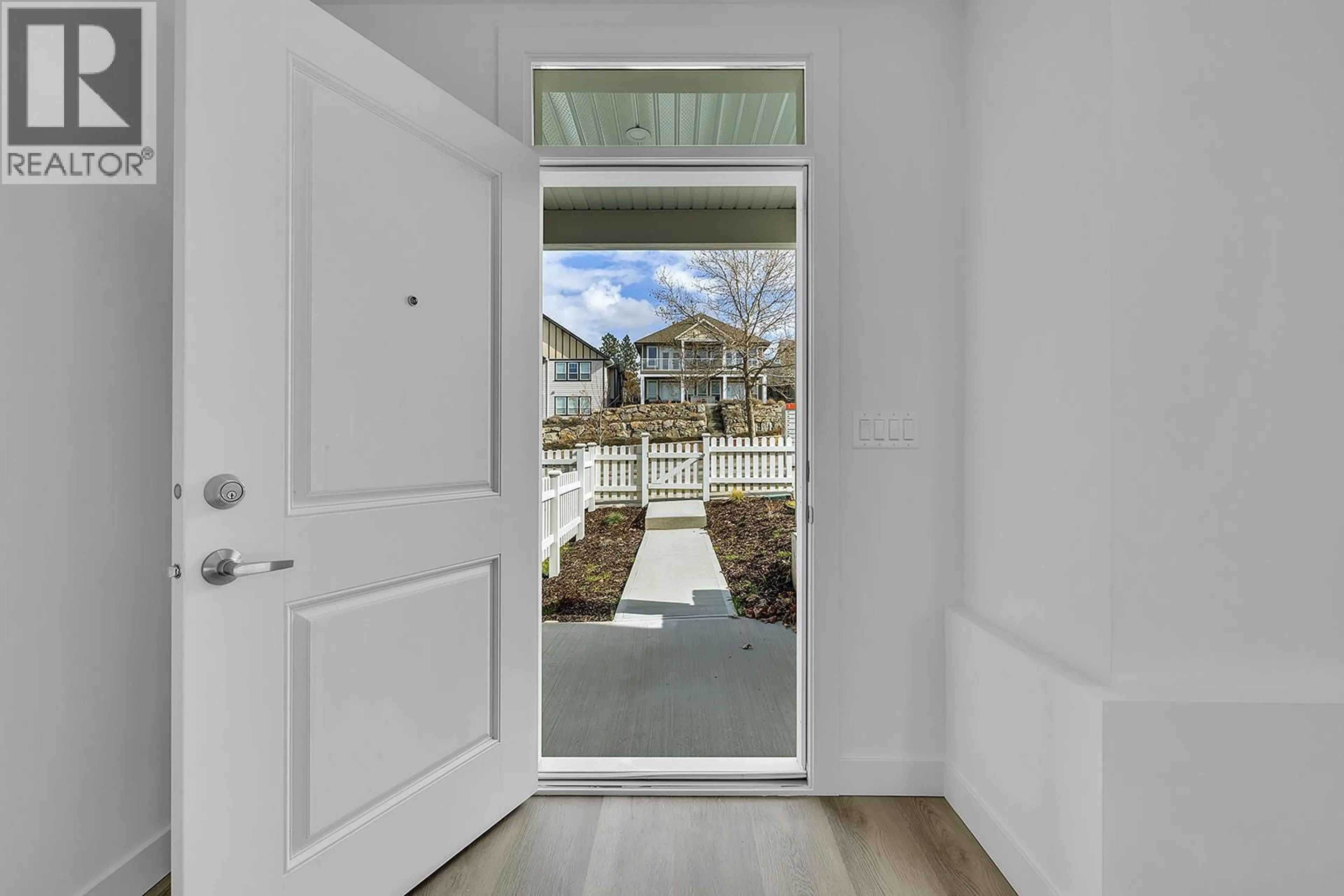 Indoor entryway for 124 - 5300 MAIN STREET, Kelowna British Columbia V1W0C1