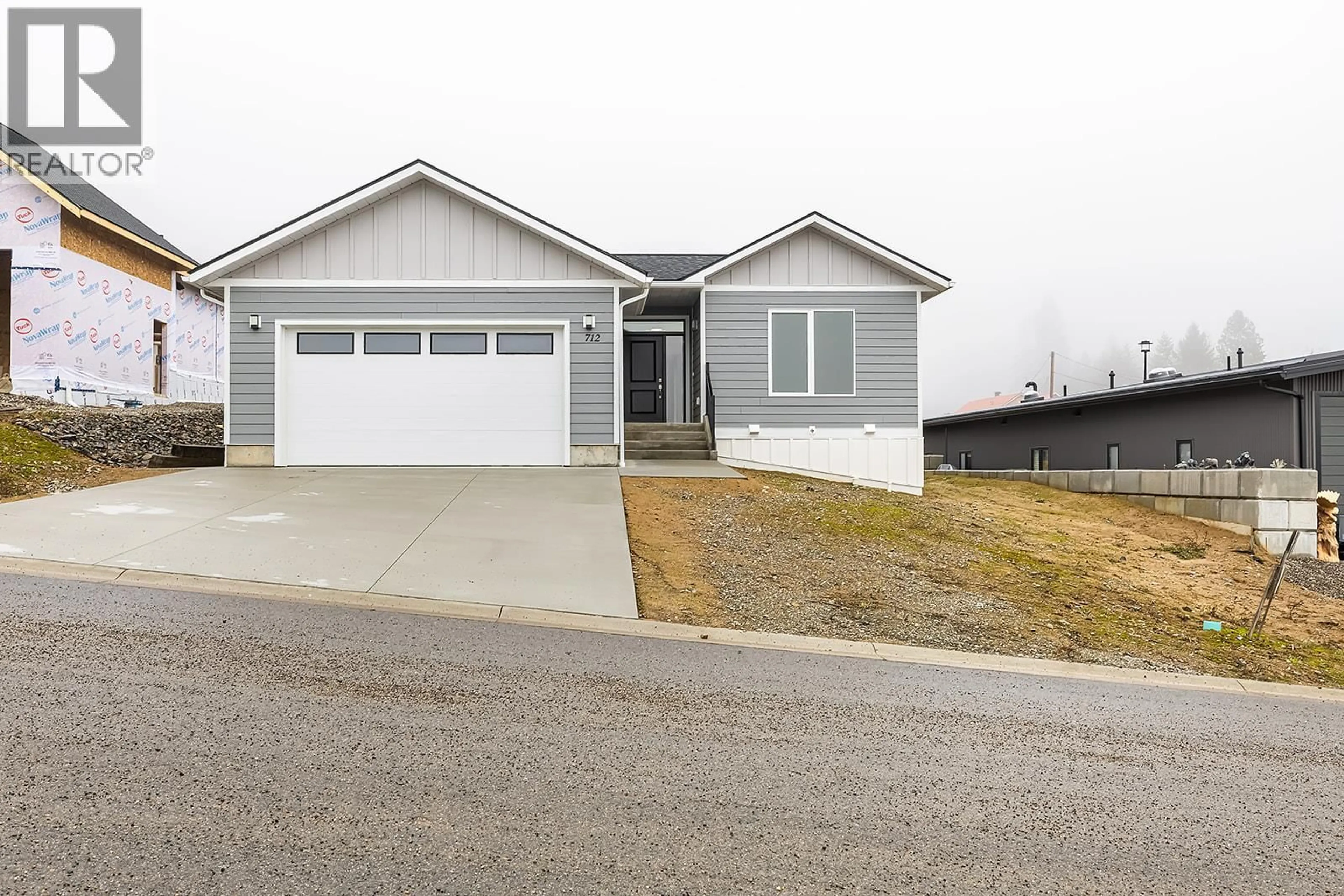 Home with vinyl exterior material, street for 712 MOUNTAIN VIEW CRESCENT, Creston British Columbia V0B1G5