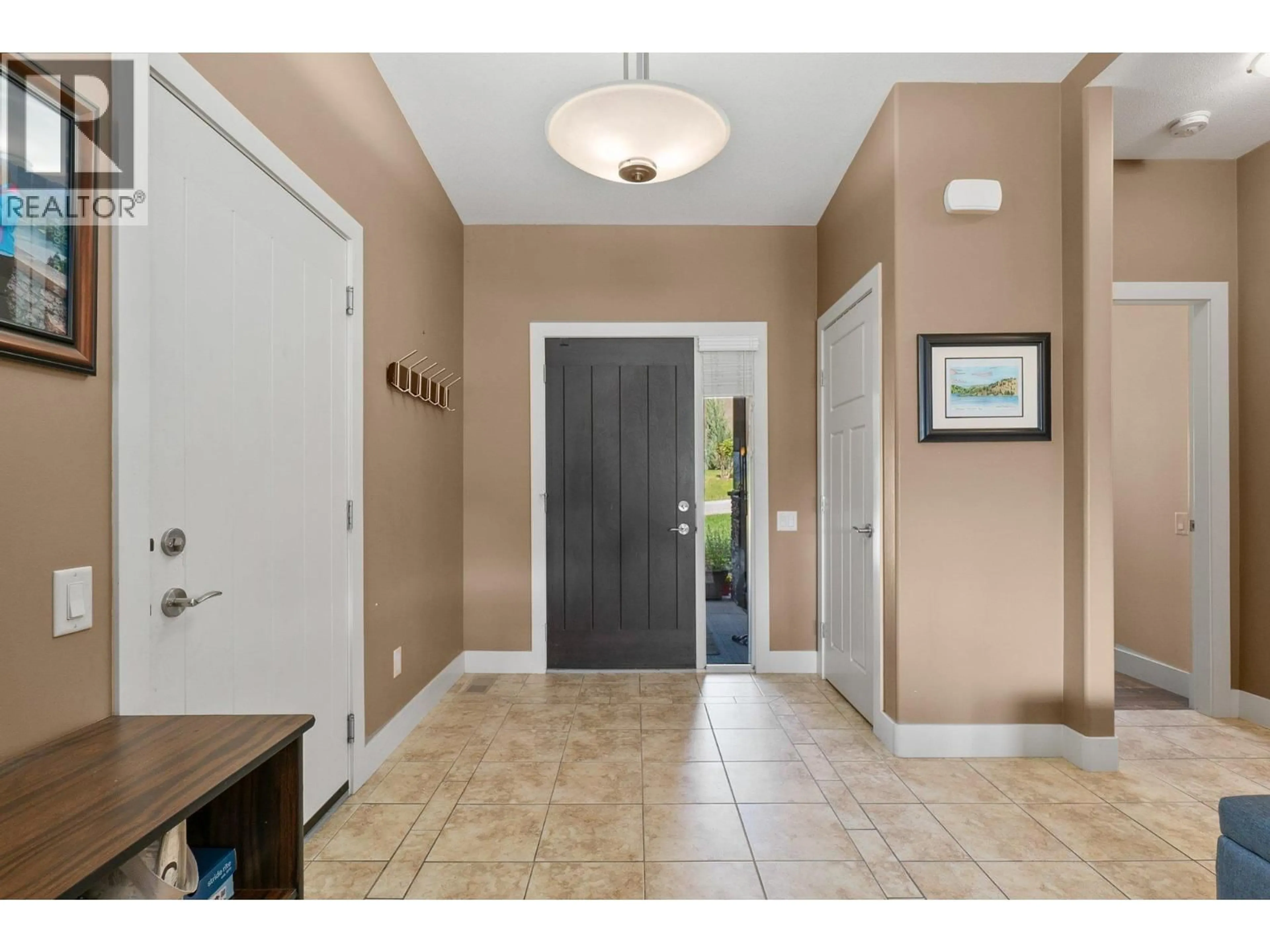 Indoor entryway for 21 - 2421 GLACIER COURT, Kelowna British Columbia V1V3A6